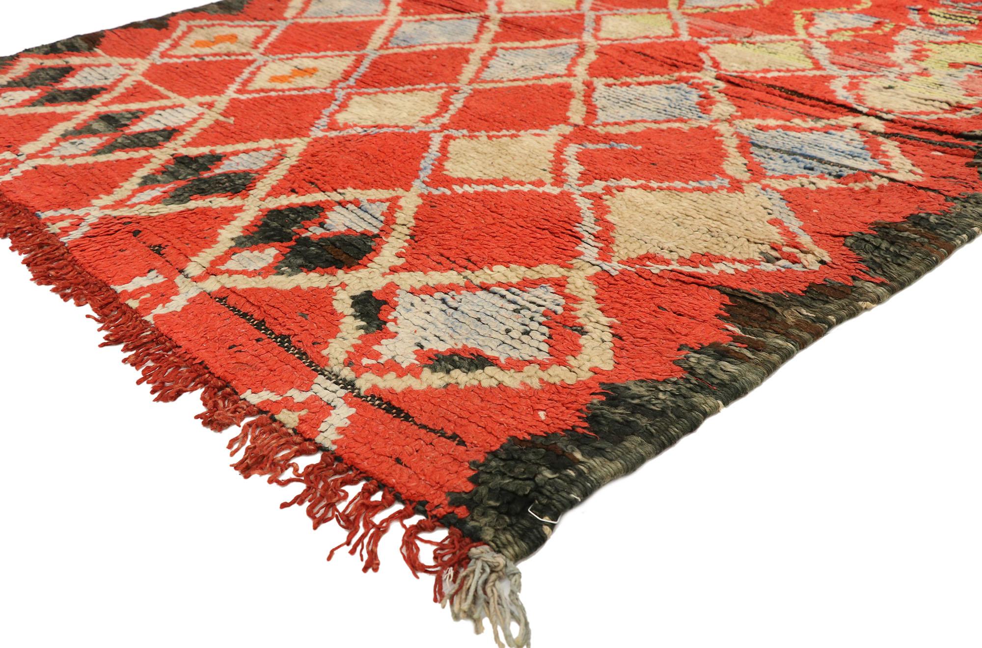 20233 Tapis marocain vintage rouge Boujad, 04'04 x 07'04. Plongez dans l'esprit vibrant des tapis de Boujad, qui émergent des rues animées de Boujad, dans la région de Khouribga. Artistisés par les tribus berbères, notamment les Haouz et les
