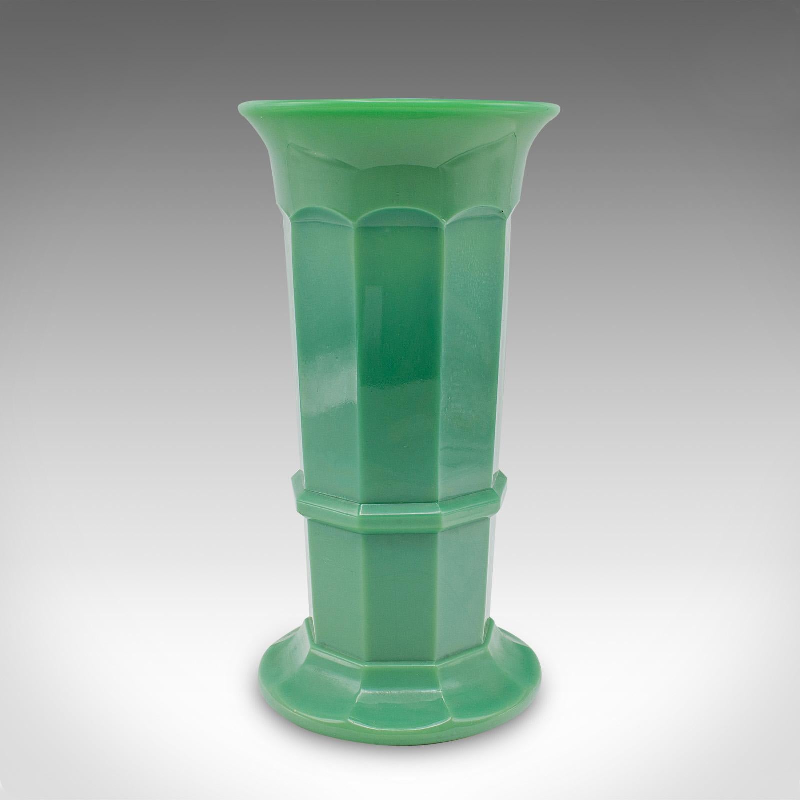 
Dies ist eine Vintage-Vase für einen Blumenstrauß. Ein englischer, dekorativer Blumentopf aus Wolkenglas, aus dem frühen 20. Jahrhundert, um 1930.

Faszinierendes undurchsichtiges Glas mit hervorragender Farbe
Zeigt eine wünschenswerte gealterte