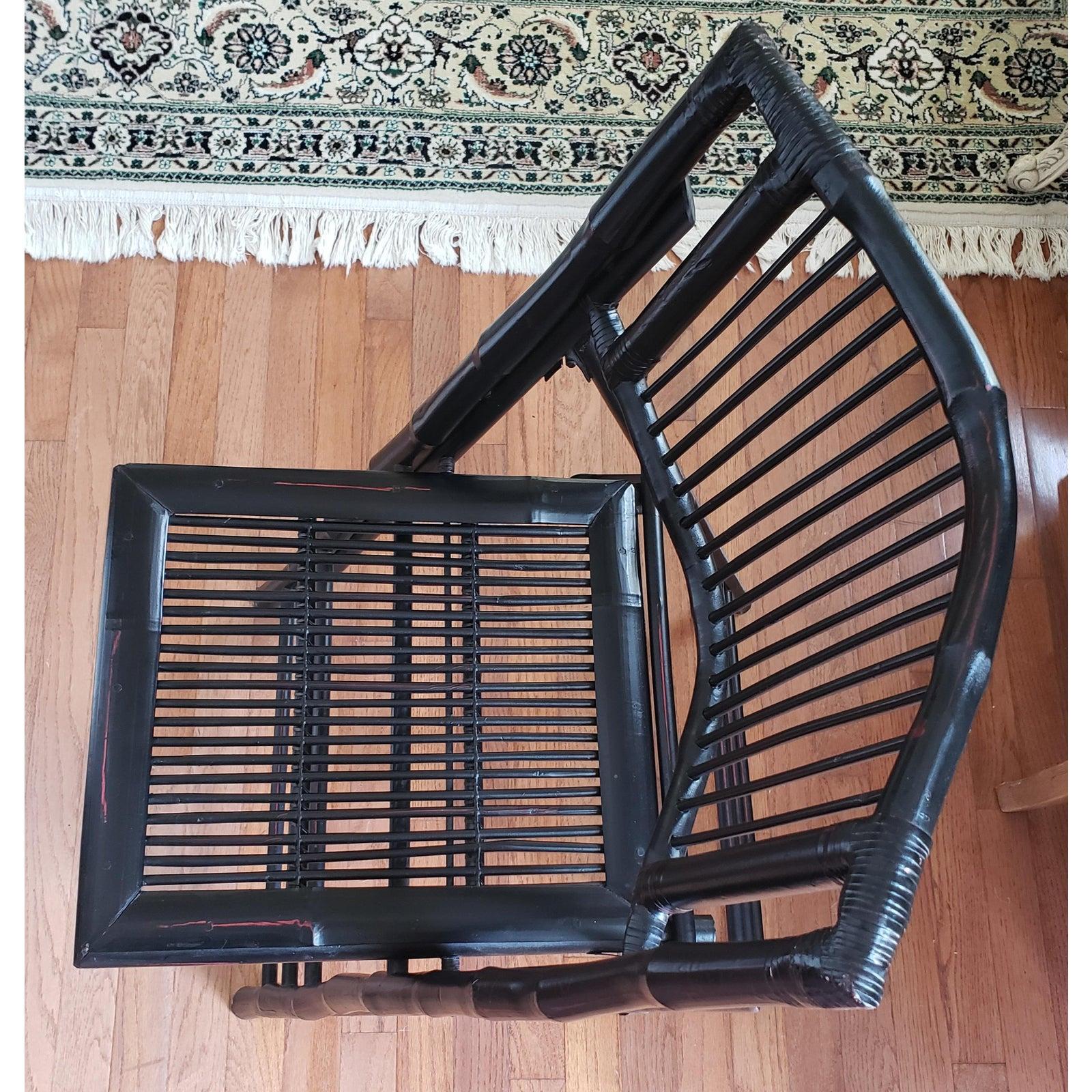 Fatto a mano Sedie pieghevoli vintage in bambù tartaruga con schienale ad arco, una coppia in vendita