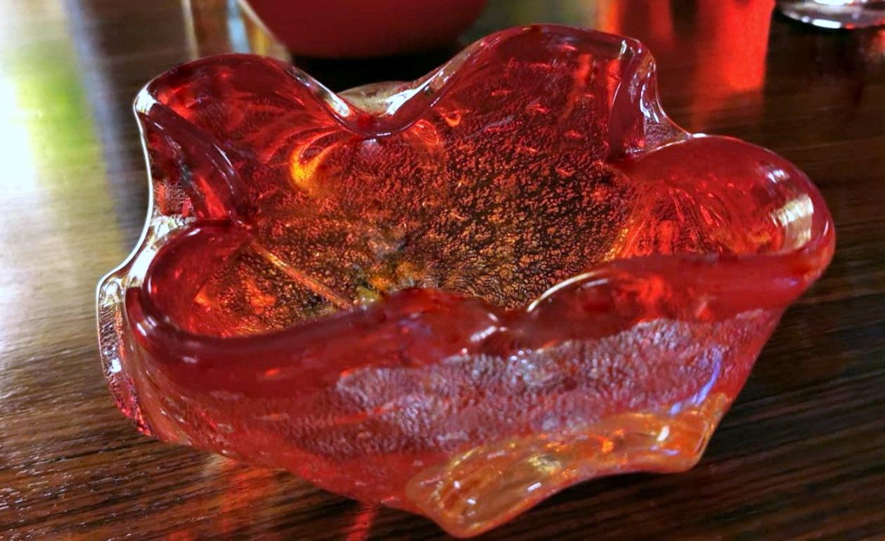 Vintage Bowl or Ashtray in Red Murano Glass and Gold Spangles 8