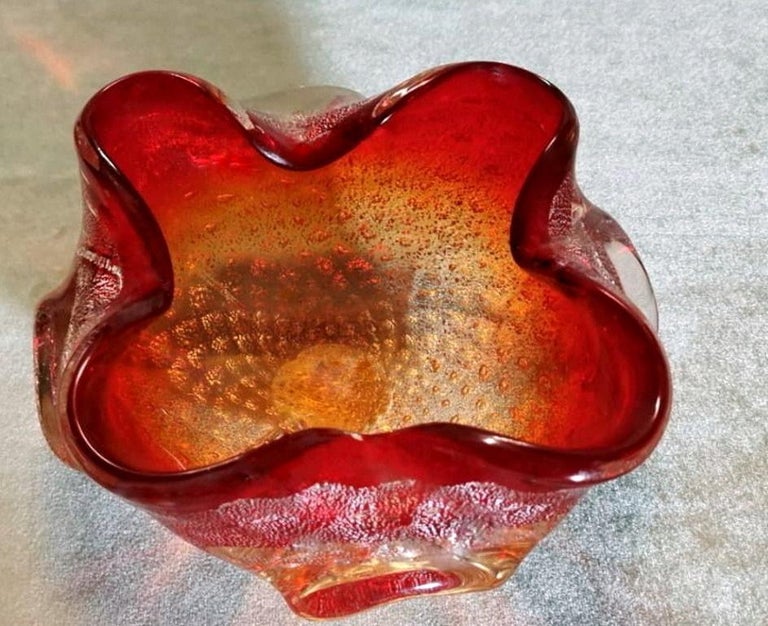 We kindly suggest you read the whole description, because with it we try to give you detailed technical and historical information to guarantee the authenticity of our objects.
Graceful and harmonious bowl or ashtray of a shaded red color with gold
