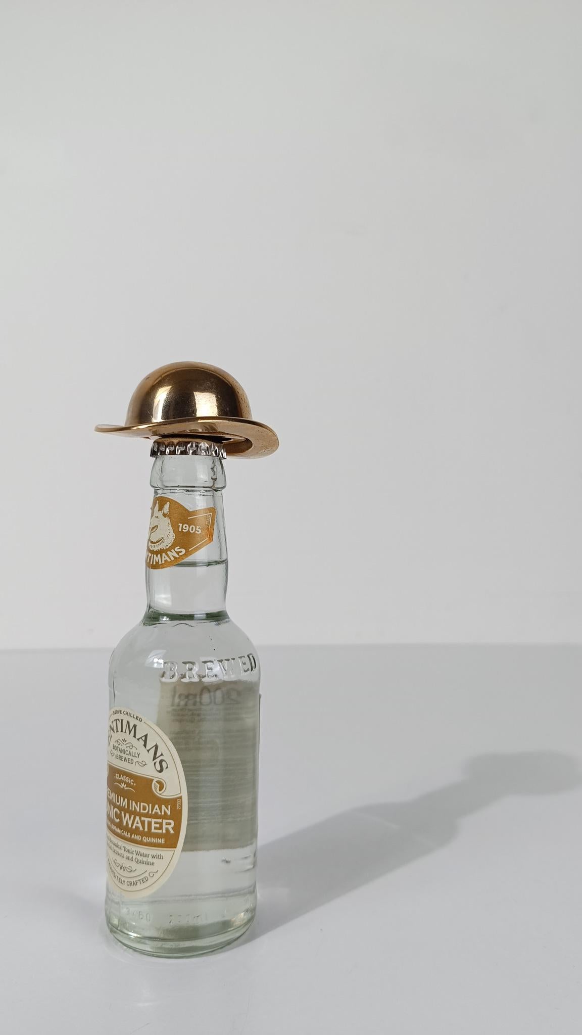 Dieser moderne Flaschenöffner aus der Mitte des 20. Jahrhunderts wurde in Italien gefunden und von uns zusammen mit zwei ähnlichen Stücken erworben, die jeweils die Form eines anderen Hutes haben: der eine erinnert an einen Reithelm, der andere an