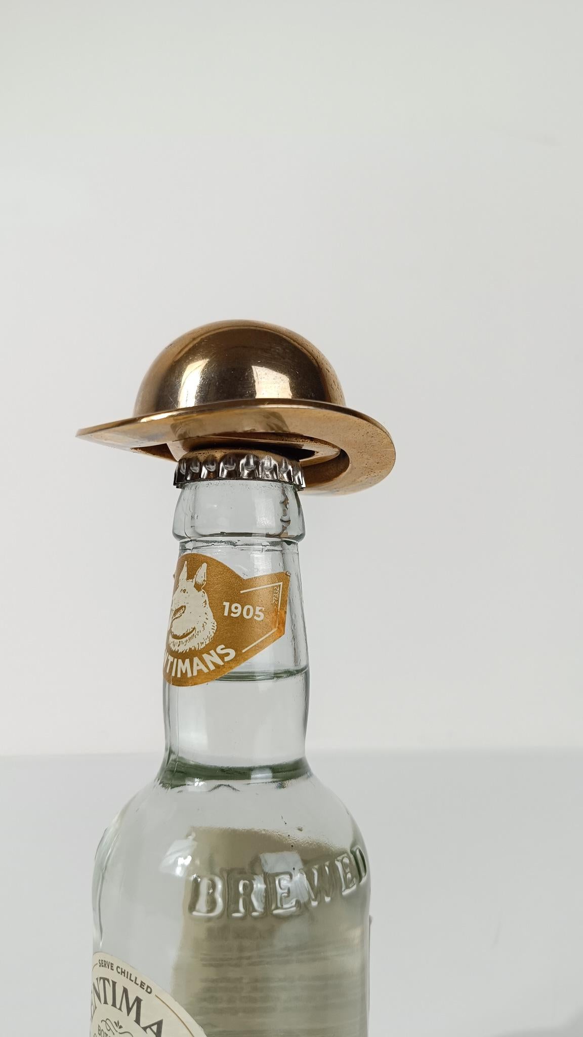 Vintage Bowler / Derby Hut Flaschenöffner in schweren massivem vergoldetem Messing, 70er Jahre (Moderne der Mitte des Jahrhunderts) im Angebot