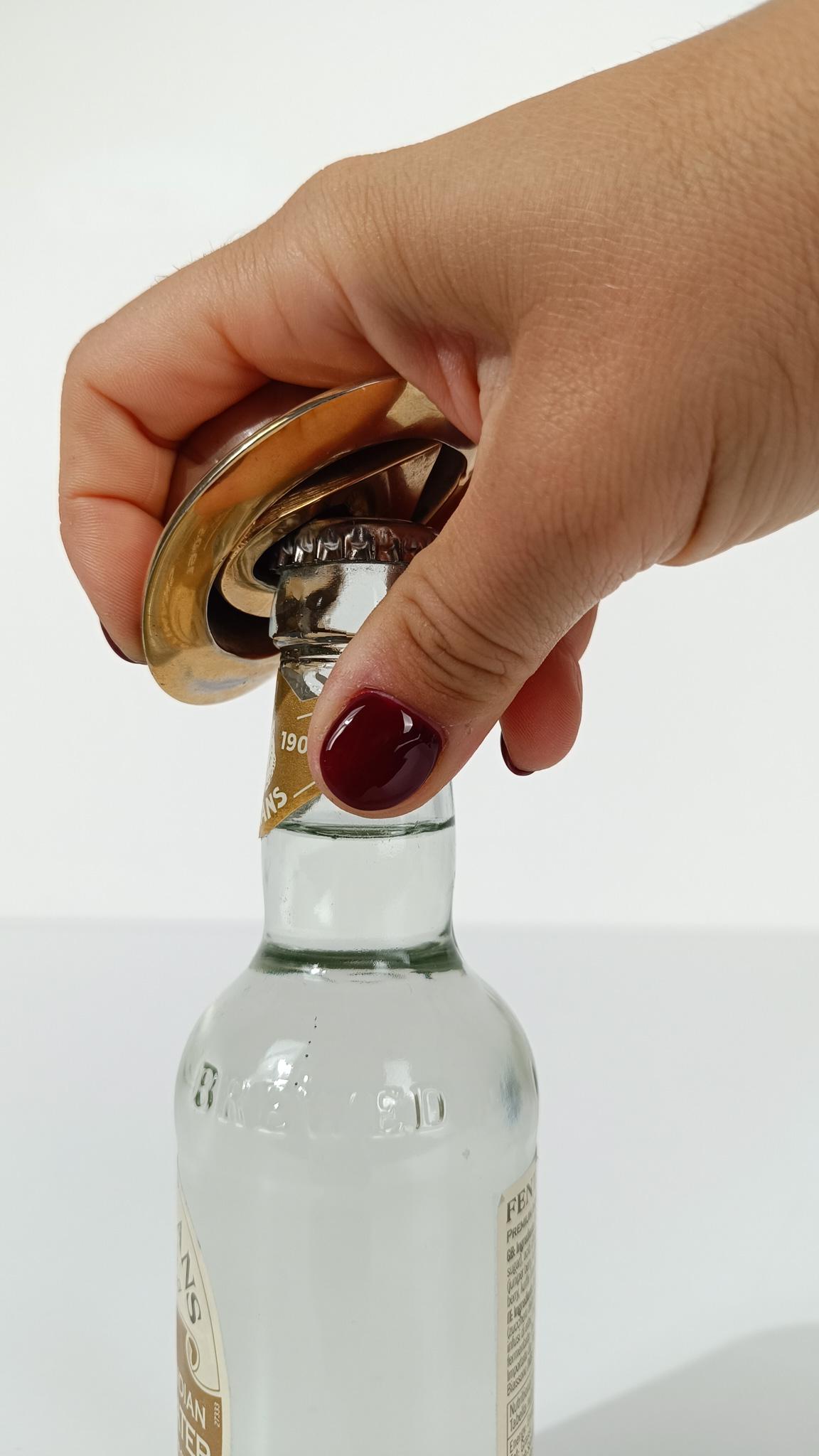 Vintage Bowler / Derby Hut Flaschenöffner in schweren massivem vergoldetem Messing, 70er Jahre (Italienisch) im Angebot