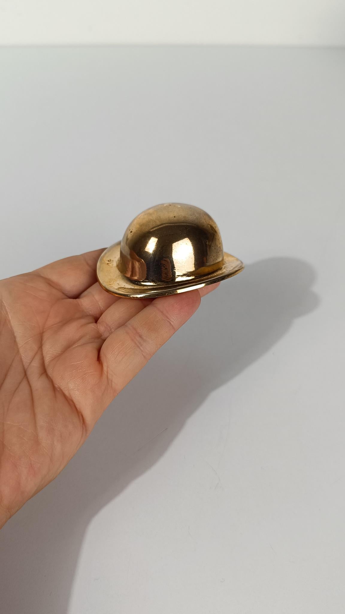 Vintage Bowler / Derby Hut Flaschenöffner in schweren massivem vergoldetem Messing, 70er Jahre (20. Jahrhundert) im Angebot