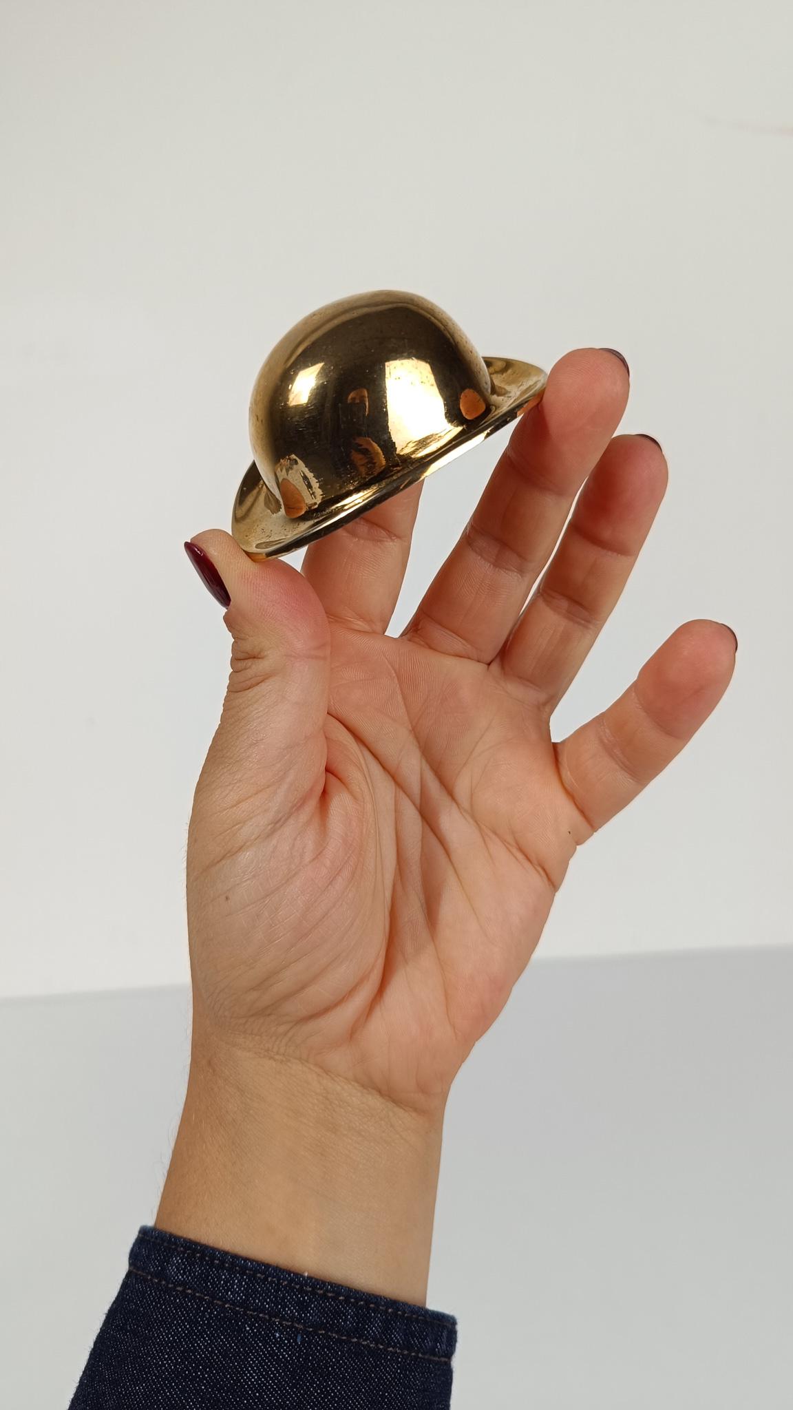 Vintage Bowler / Derby Hut Flaschenöffner in schweren massivem vergoldetem Messing, 70er Jahre (Metall) im Angebot