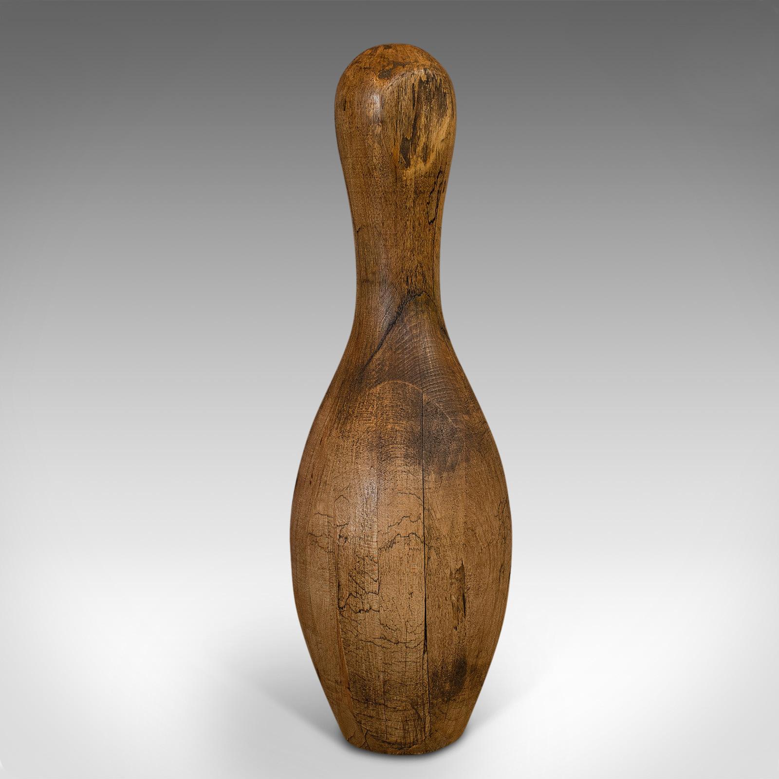 This is a vintage bowling pin. An American, beech decorative tenpin or skittle, dating to the mid-20th century, circa 1940.

Transatlantic bowl-o-rama glamour
Displays a desirable aged patina
Select beech with fine grain interest
Appealing,