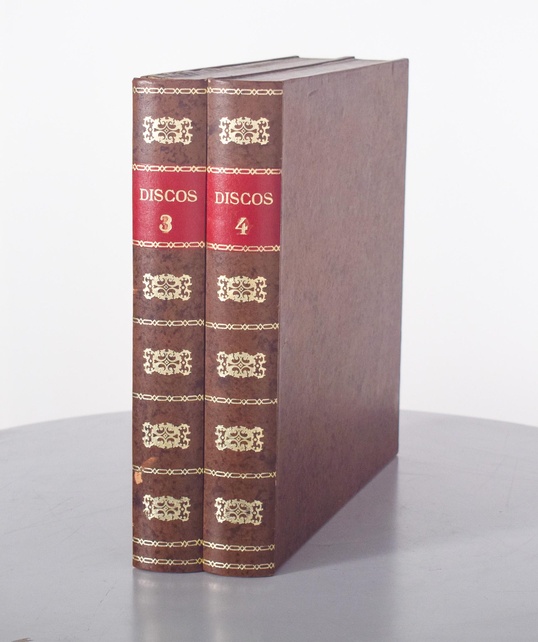 Boîte pour et avec des disques vinyles. La boîte imite les reliures de livres classiques. Le coffret comprend deux boîtes verticales, identifiées par les chiffres 
