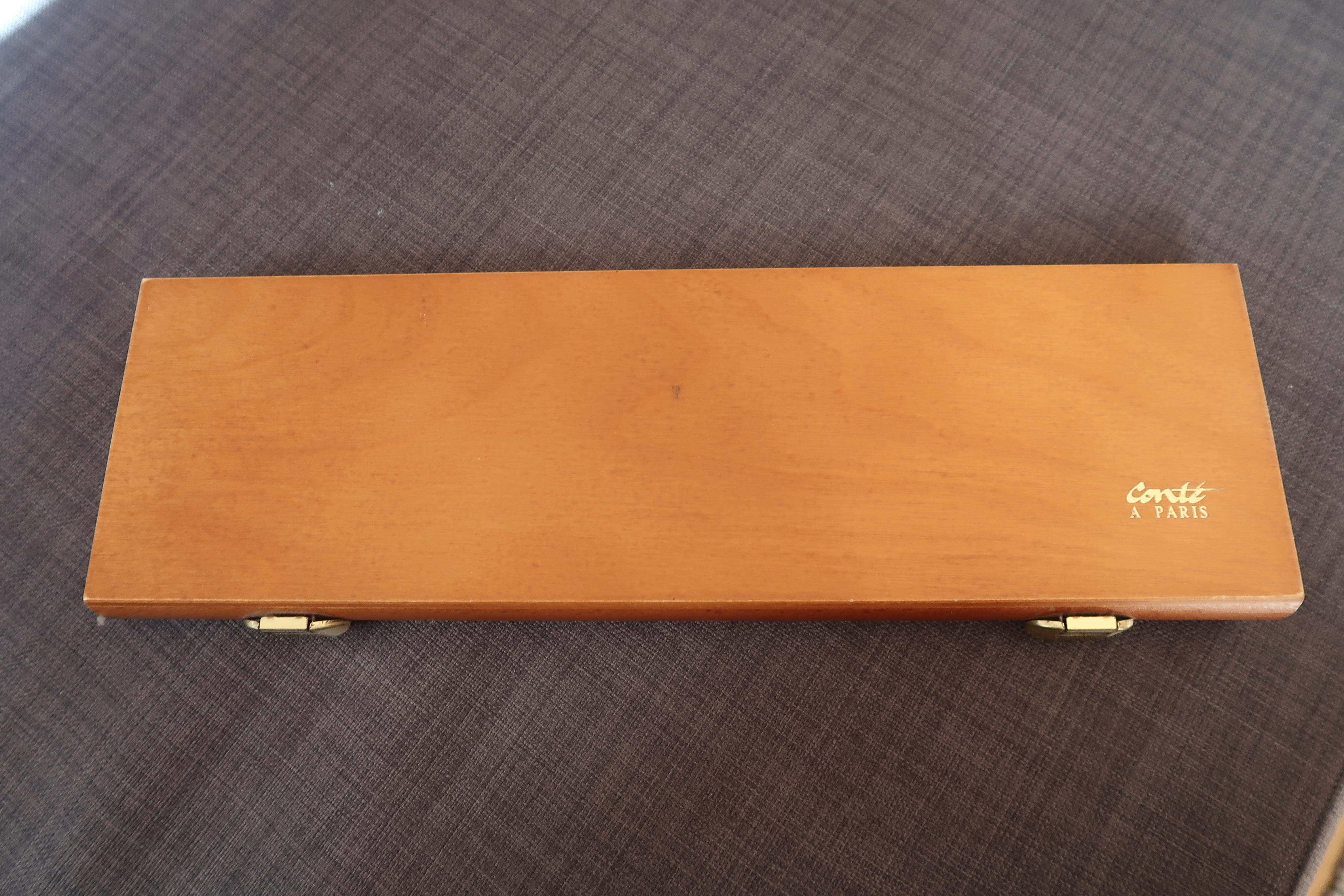 Vintage-Schachtel mit mehrfarbigen Kreiden, Conte à Paris, 1970er Jahre, ungebraucht, 2C10 (Holz) im Angebot