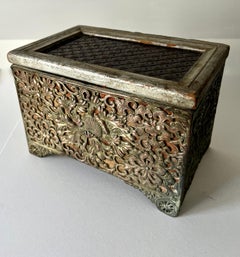 Caja Vintage con Exterior de Plata Repoussé Tapa con Bisagra de Madera e Inserto de Cristal