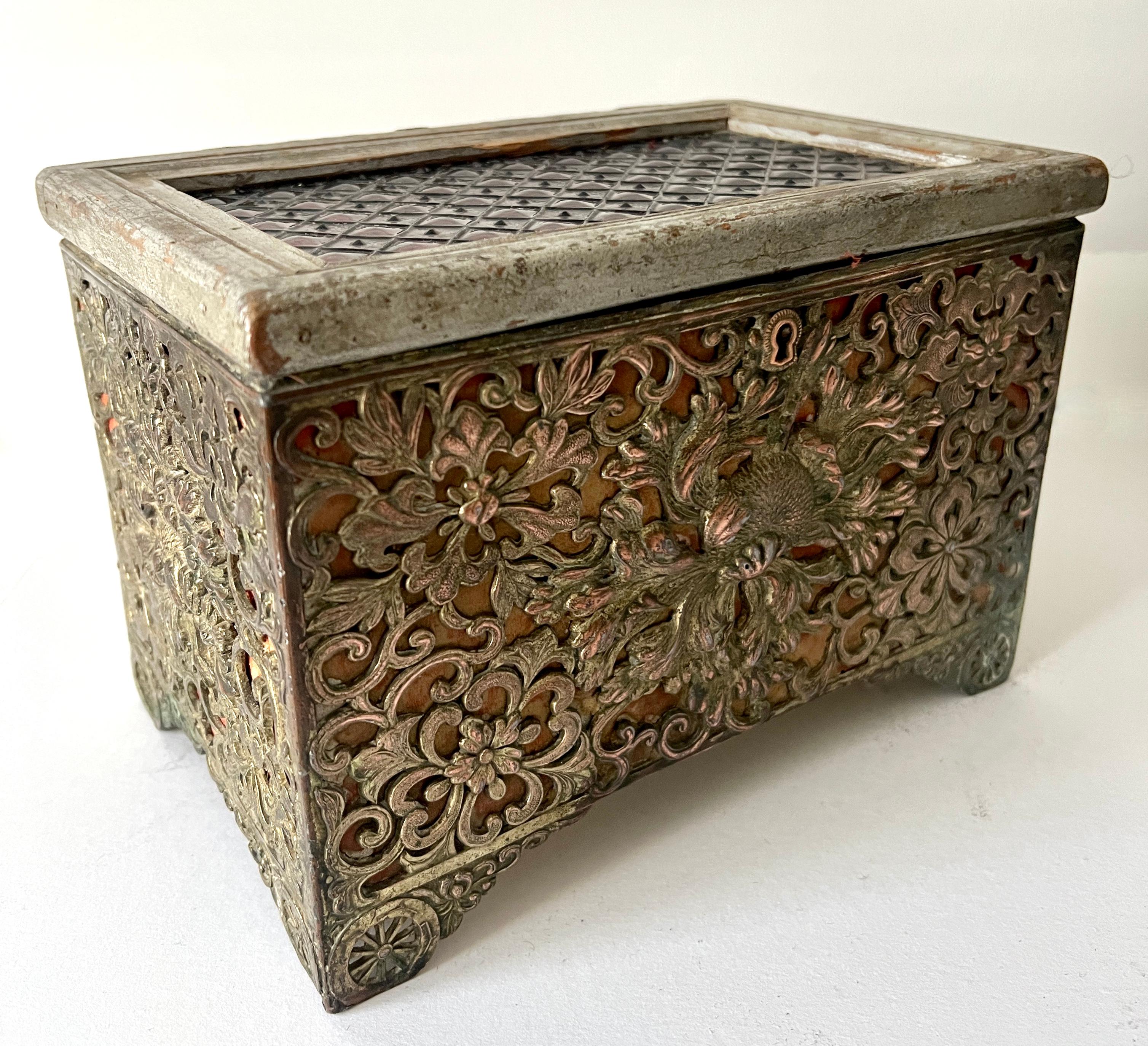 Fatto a mano Scatola d'epoca con coperchio a cerniera in legno e vetro con inserto in argento Repoussé all'esterno in vendita