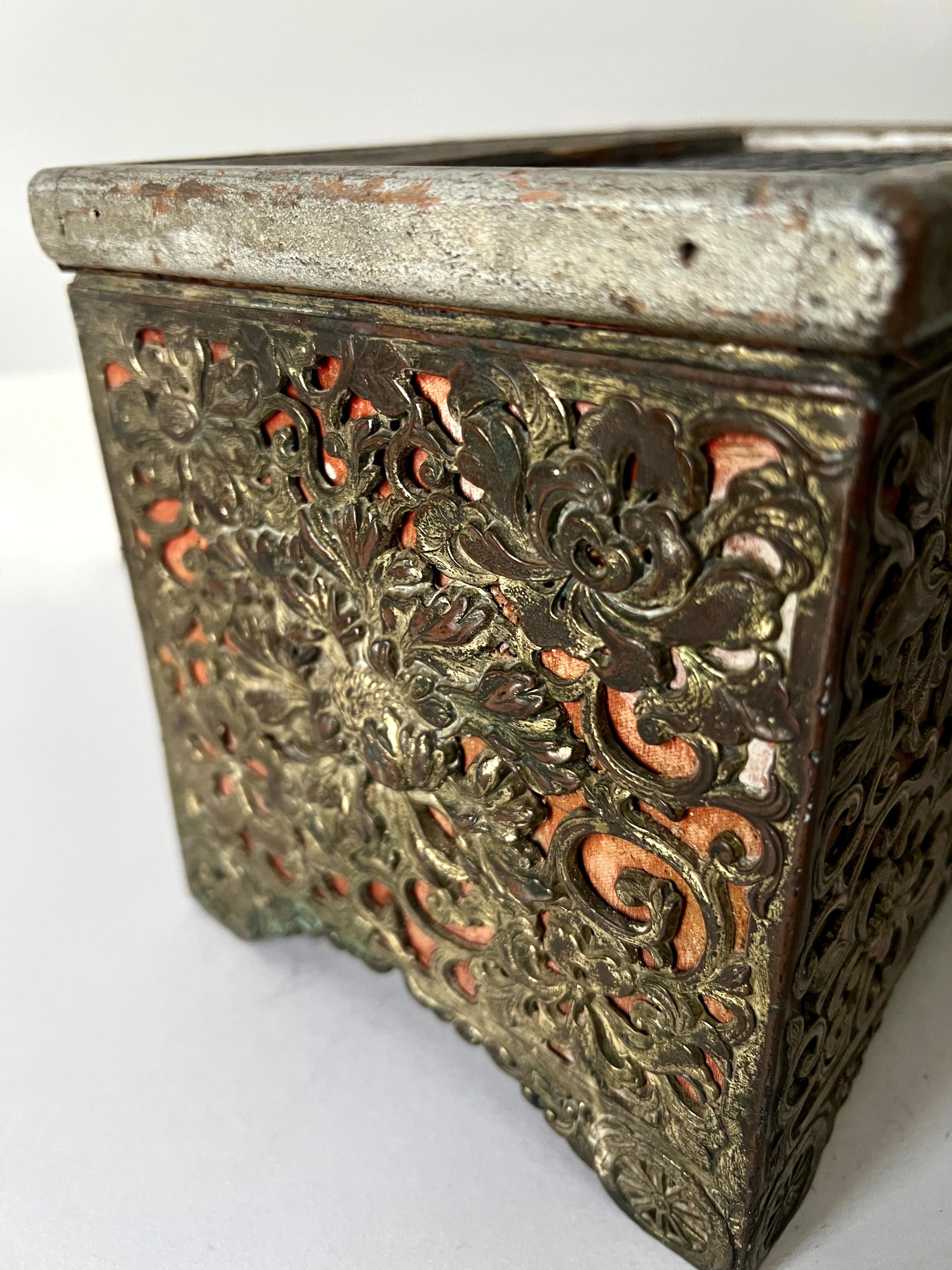 Scatola d'epoca con coperchio a cerniera in legno e vetro con inserto in argento Repoussé all'esterno In condizioni buone in vendita a Los Angeles, CA