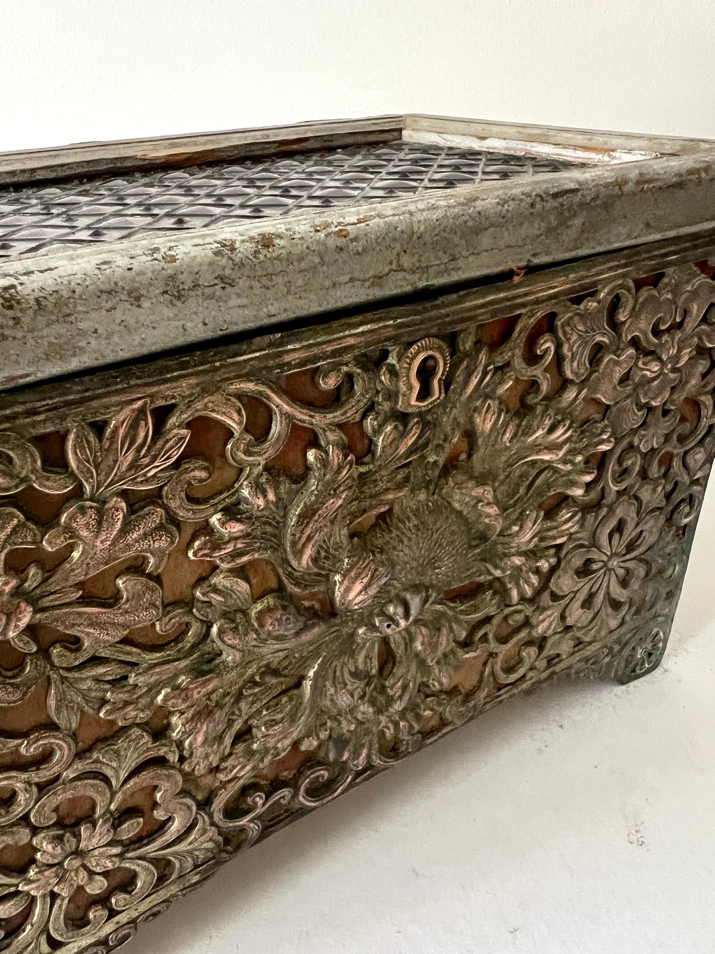 XX secolo Scatola d'epoca con coperchio a cerniera in legno e vetro con inserto in argento Repoussé all'esterno in vendita