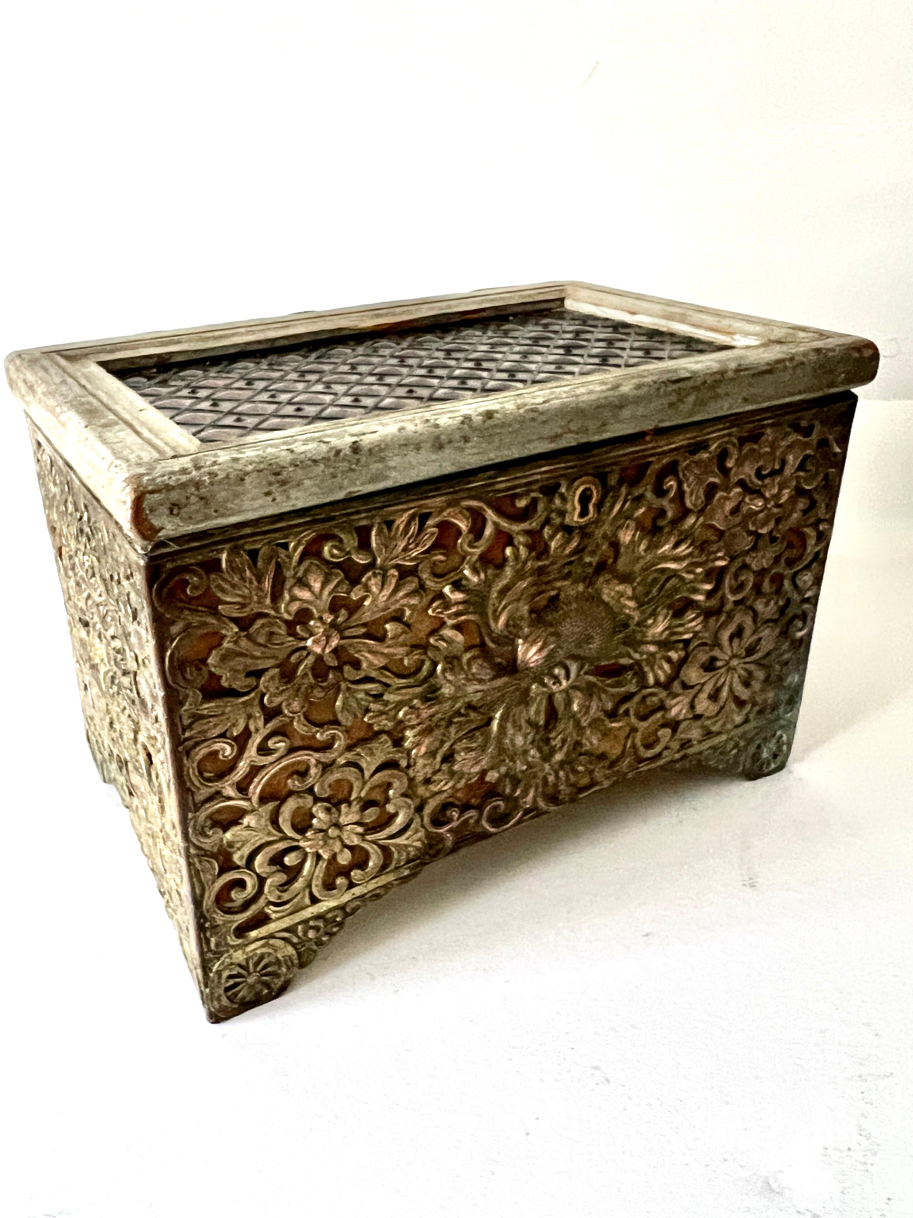 Placcato argento Scatola d'epoca con coperchio a cerniera in legno e vetro con inserto in argento Repoussé all'esterno in vendita
