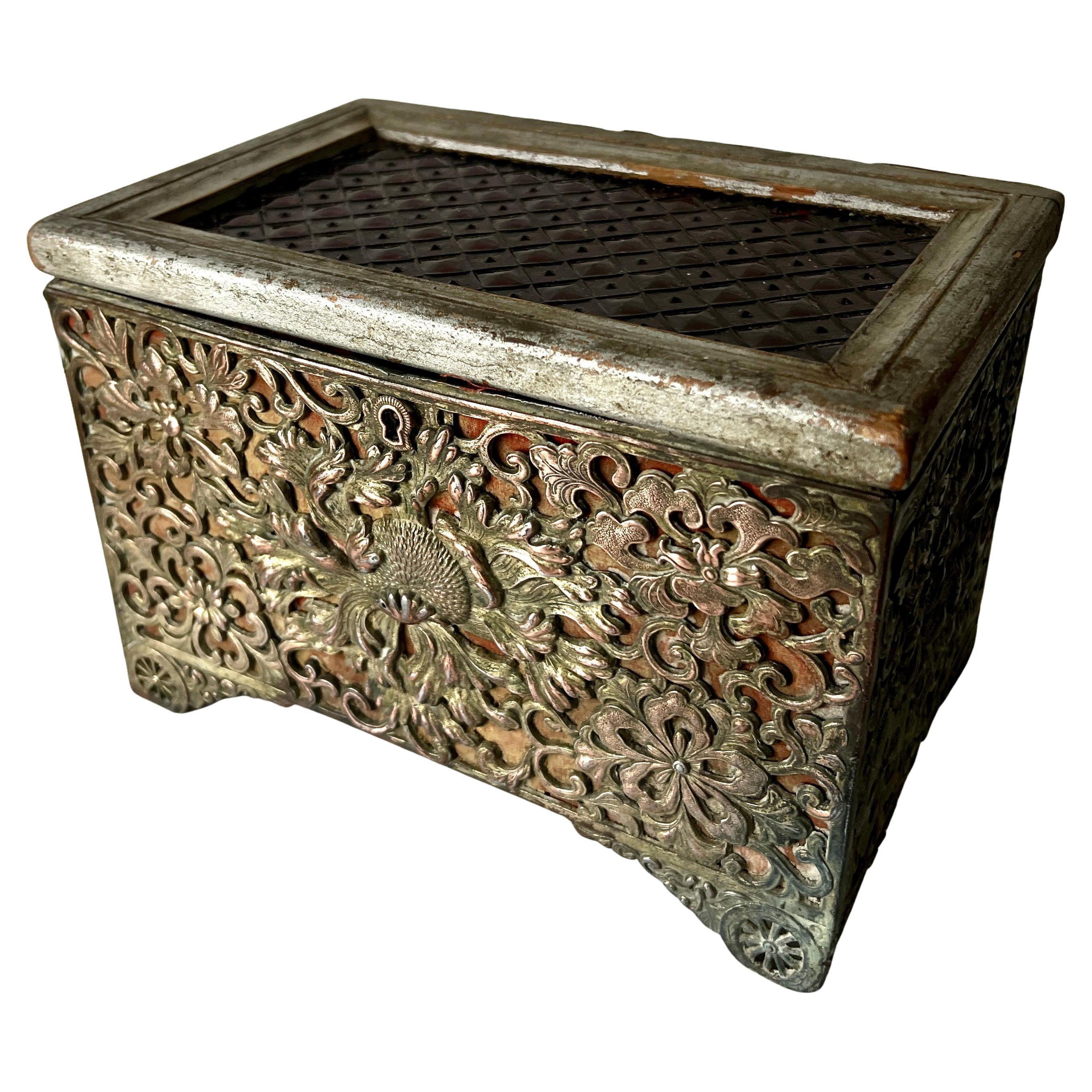 Scatola d'epoca con coperchio a cerniera in legno e vetro con inserto in argento Repoussé all'esterno in vendita