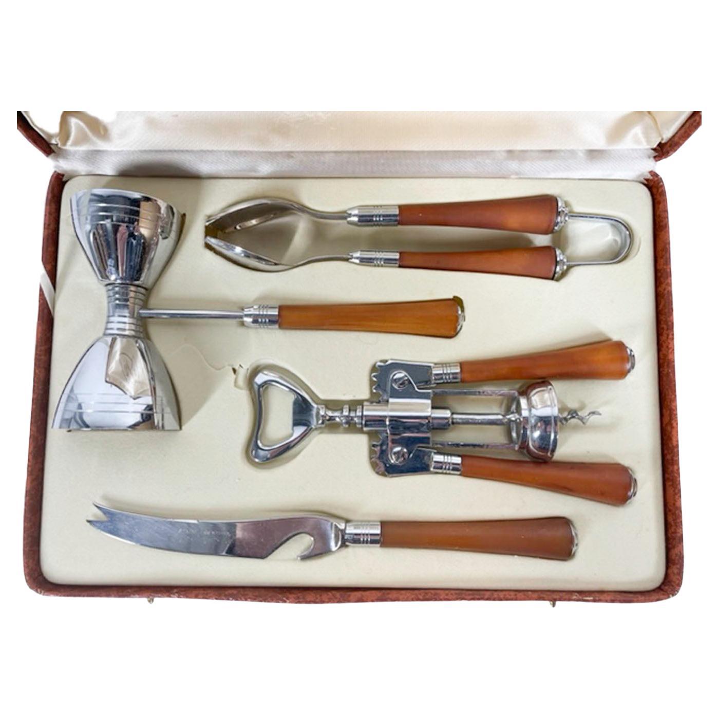 Barzubehör aus Kasten von Glo-Hill Bar Tools, mit bernsteinfarbenen Bakelitgriffen im Angebot