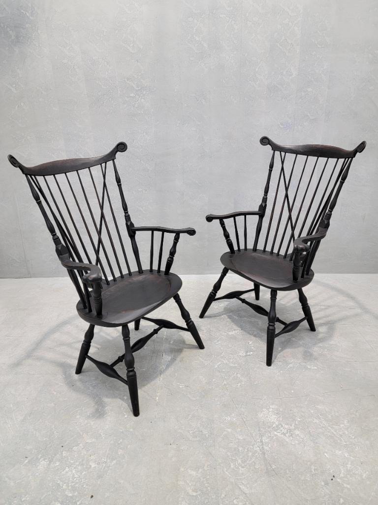 Chaise Windsor vintage à dossier en peigne - Paire 
Cette paire de chaises en peigne présente des ailes en spirale et des pieds sculptés. Ils seraient magnifiques à côté d'une cheminée ou au chevet d'un lit. Ils portent une étiquette de fabricant