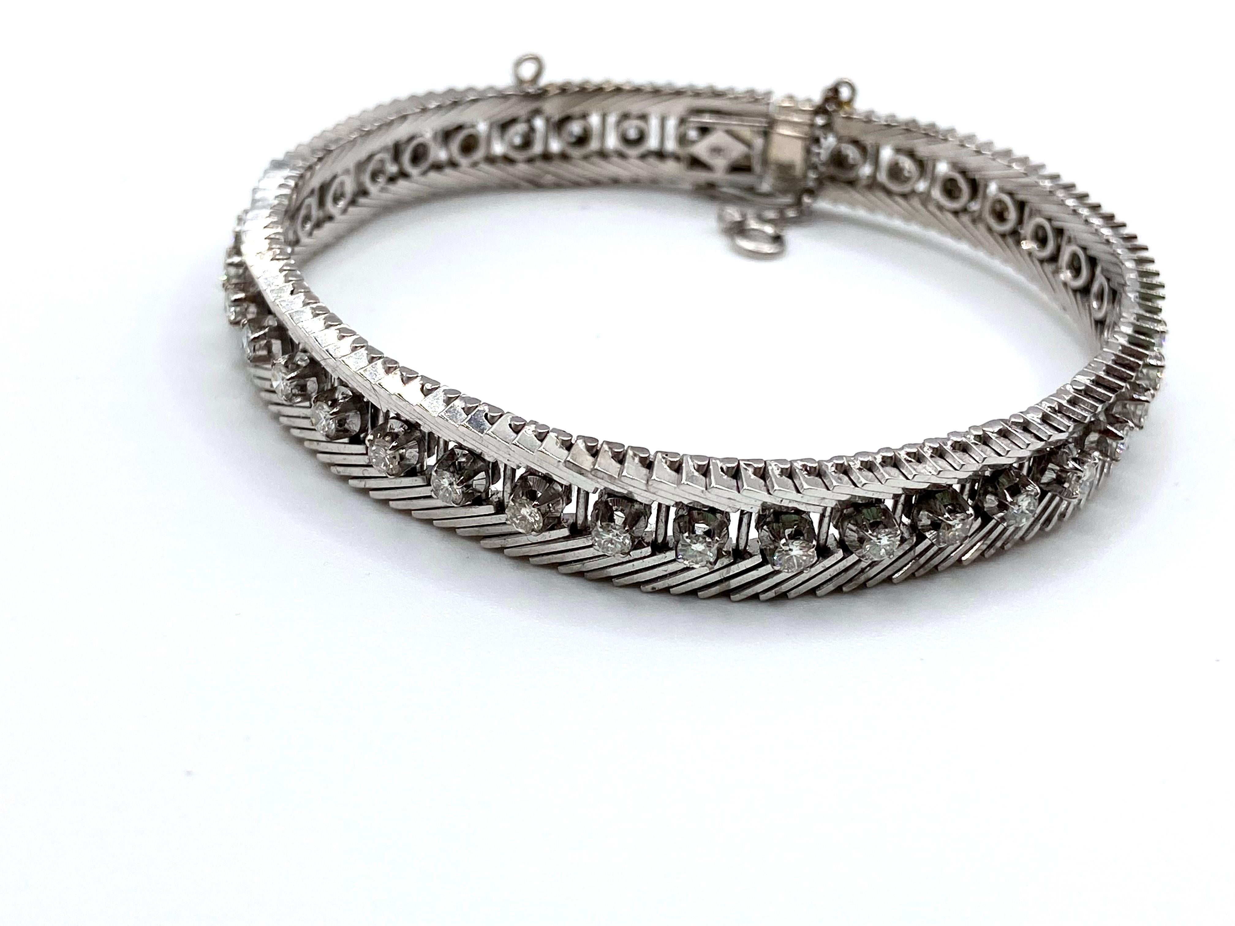 Vintage Bracelet, 1950s. 18 kt white gold and brilliant cut diamonds.
This bracelet is almost 75 years old, it belonged to a Sicilian noblewoman and has a process that has now disappeared. All in 18 Kt white gold (title 750 thousandths), set with 38