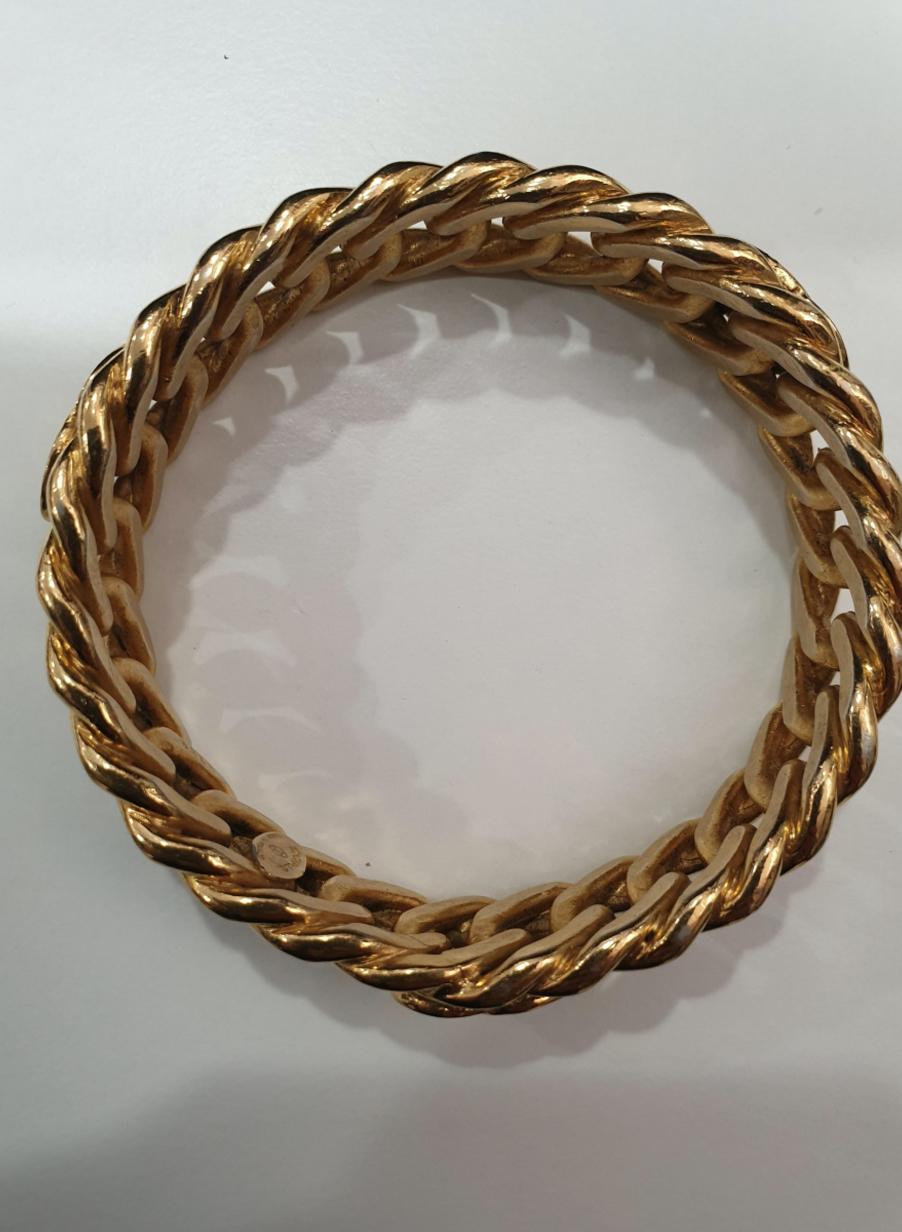 
Vintage Iconic CHANEL CC  Bracelet

Measurements:
Height: 2cm
Diameter 7 cm

Features:
- 100% Authentic CHANEL.
- Chain bracelet with CC
- Signed CHANEL CC Made in France.
- Gold tone.
- Minor surface scratches.
- Very good vintage condition.
-