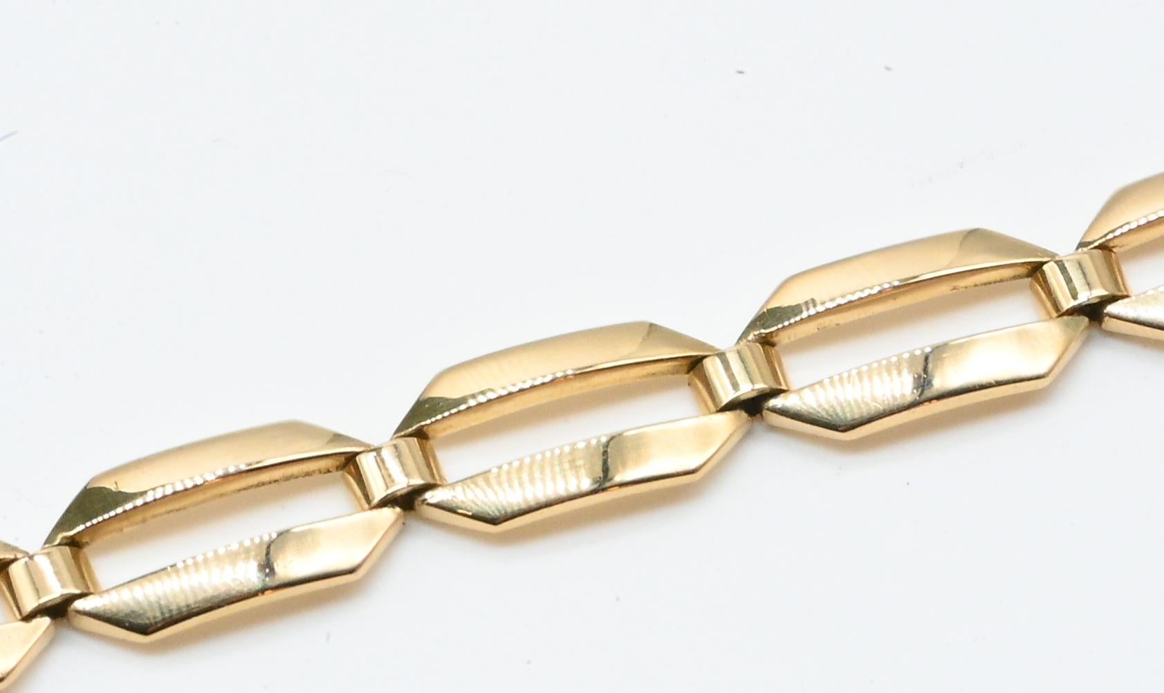 Vintage Bracelet Circa 50 Yellow Gold 18 Carats 

This superb chain from the 1950s perfectly illustrates the retro style typical of the era, combining refinement and robustness. Made in 18-carat yellow gold, it is distinguished by its large