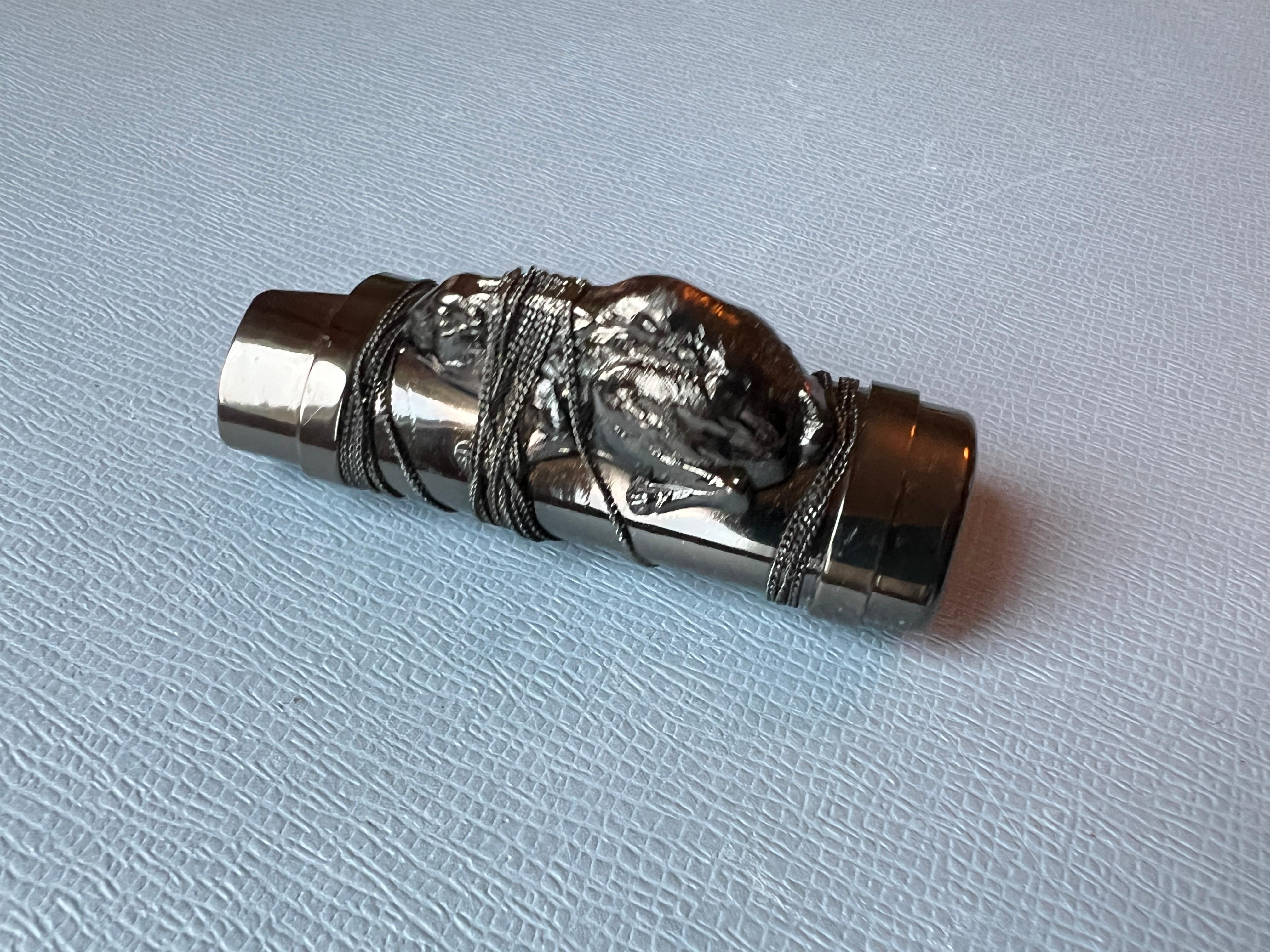 Vintage Light Holder mit einer Ratte in Ketten.  Es heißt 