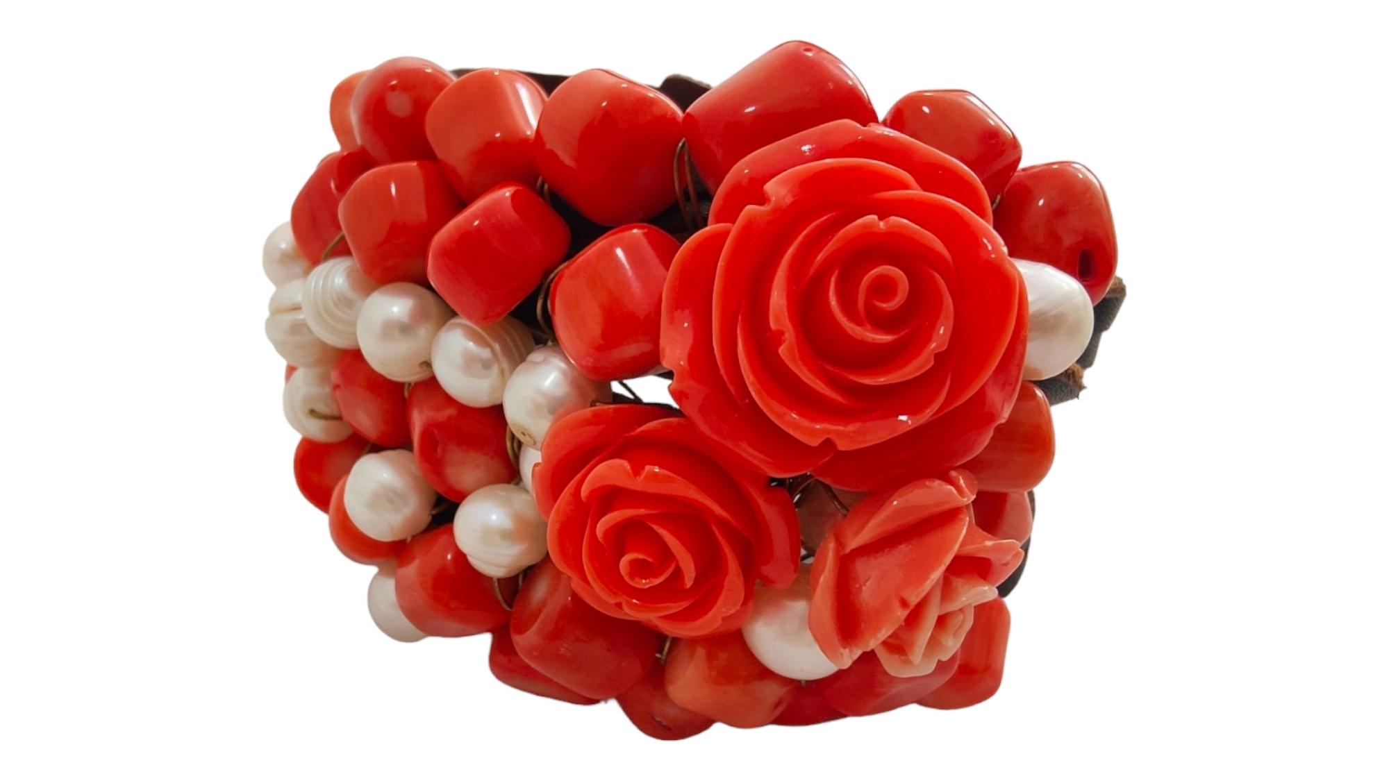 Vintage Bracelet In Carved Red Coral And pearl Beads In Excellent Condition For Sale In Madrid, ES
