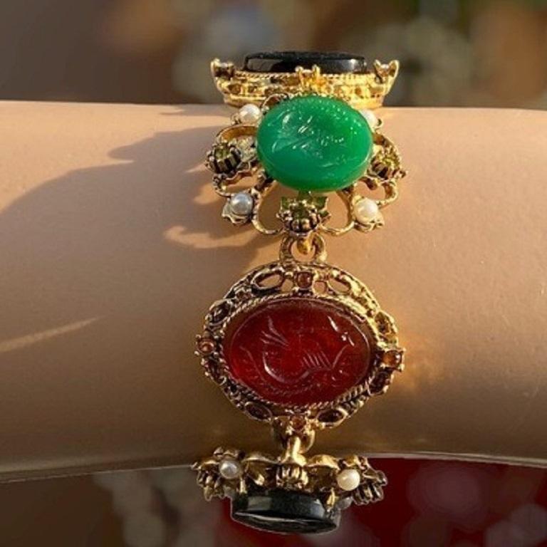 Very nice bracelet from KENNETH JAY LANE. Gold metal, green, red and black colored resin, with a stamp affixed to each of them.

I am a partner with French experts group , recognized by the PayPal buyer’s protection and by the Ministry of Research