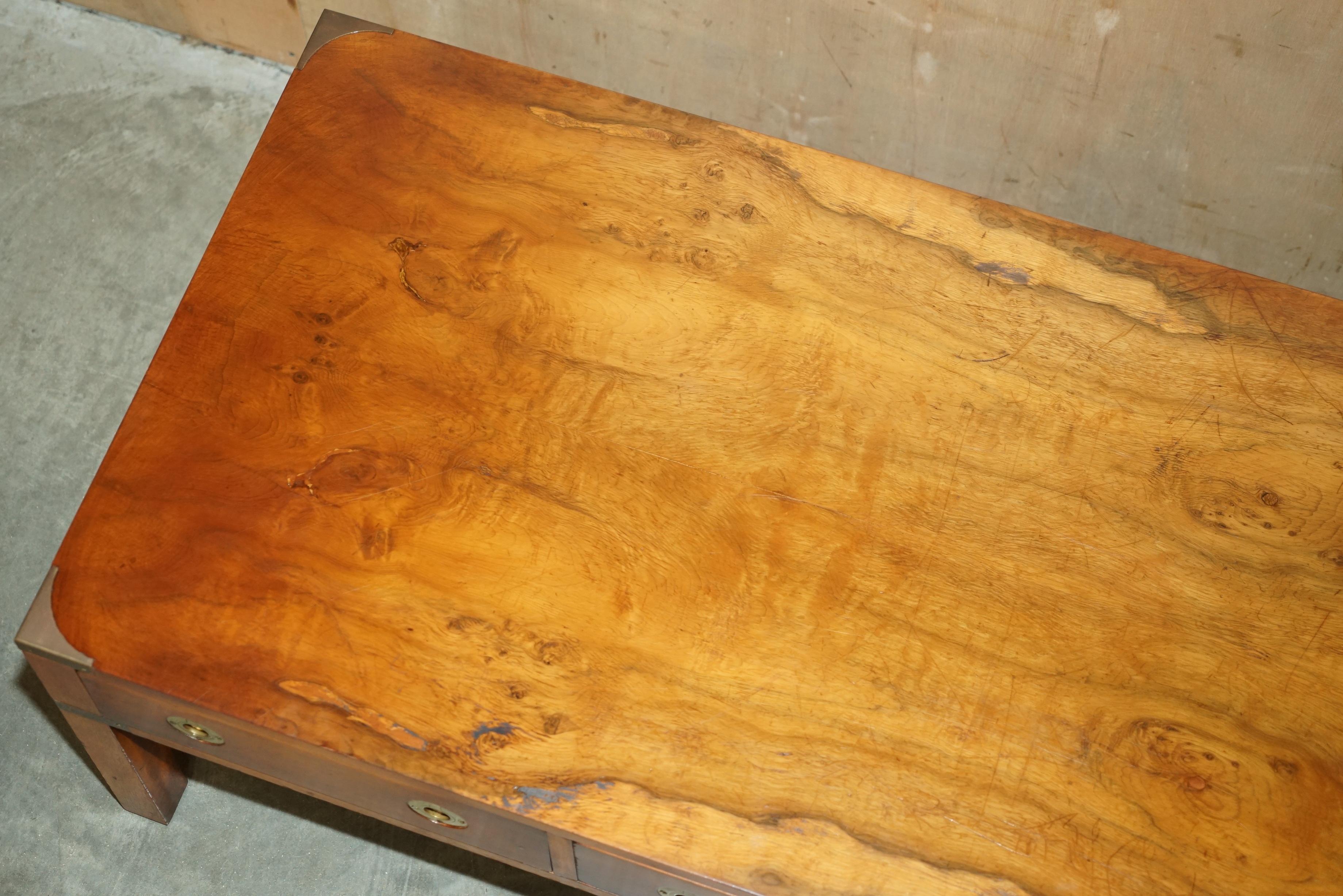 ViNTAGE TABLE À CAFÉ 3 Tiroirs BRADLEY BURR YEW WOOD & BRASS MILITARY CAMPAIGN en vente 2