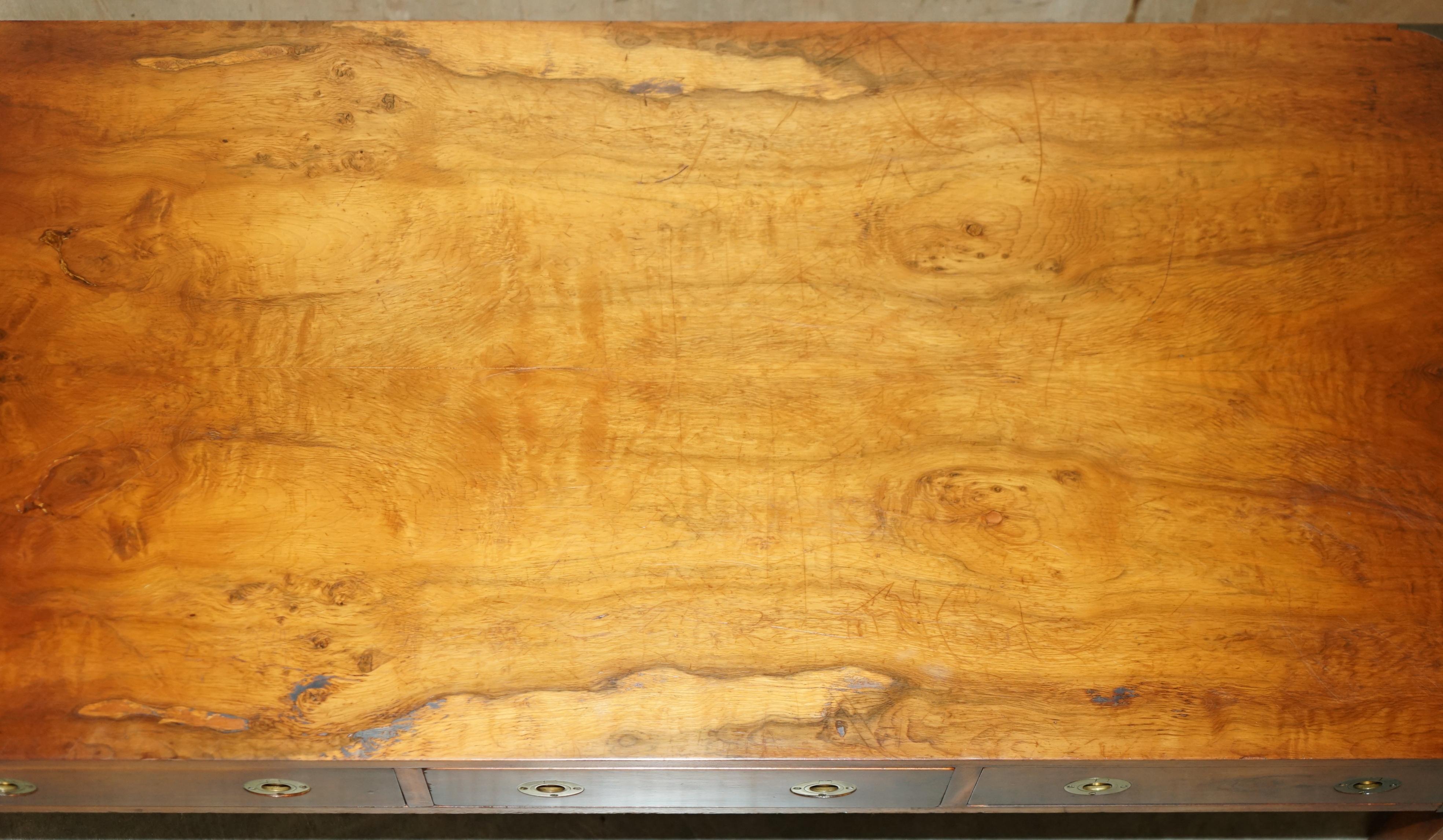 ViNTAGE TABLE À CAFÉ 3 Tiroirs BRADLEY BURR YEW WOOD & BRASS MILITARY CAMPAIGN en vente 3