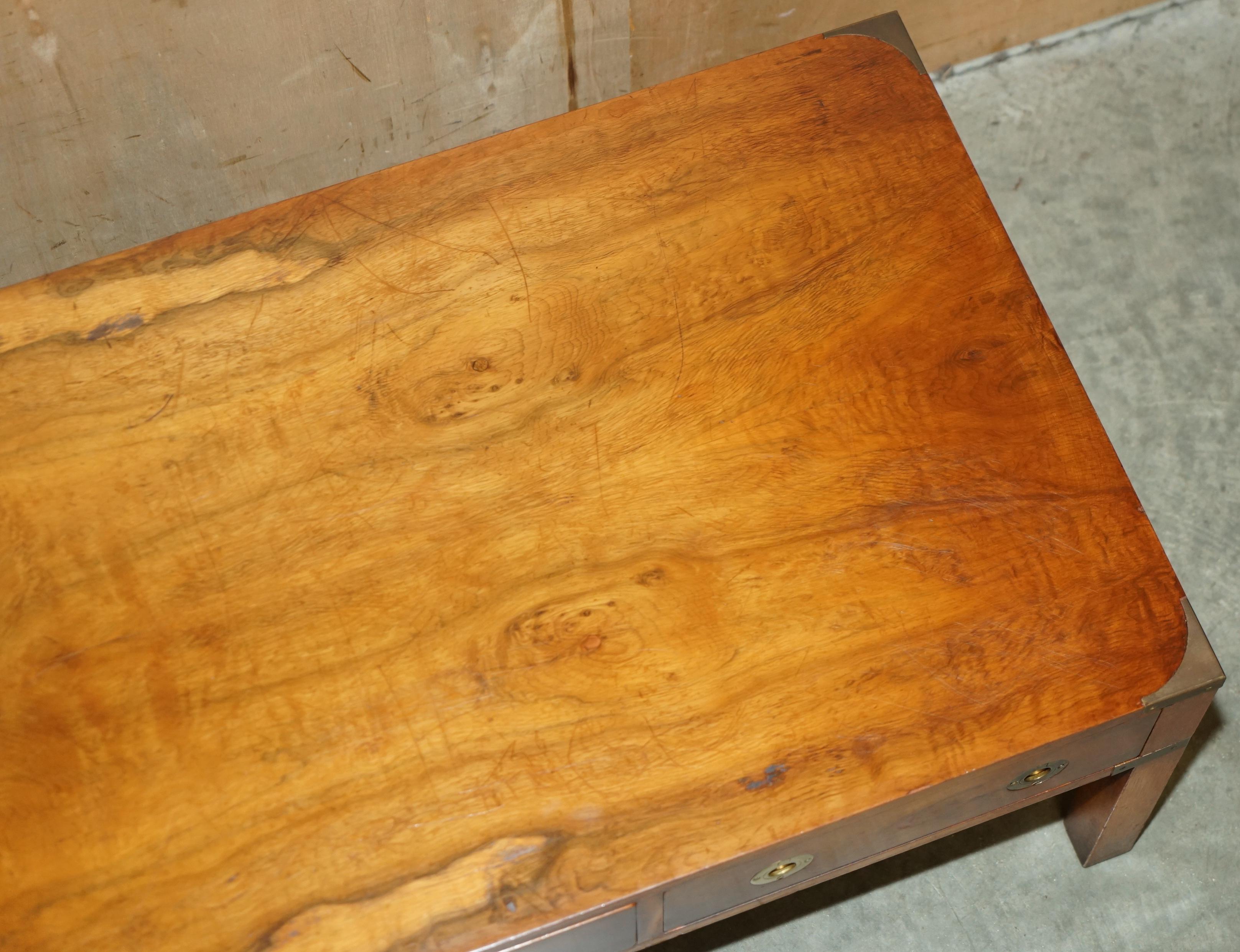 ViNTAGE TABLE À CAFÉ 3 Tiroirs BRADLEY BURR YEW WOOD & BRASS MILITARY CAMPAIGN en vente 4
