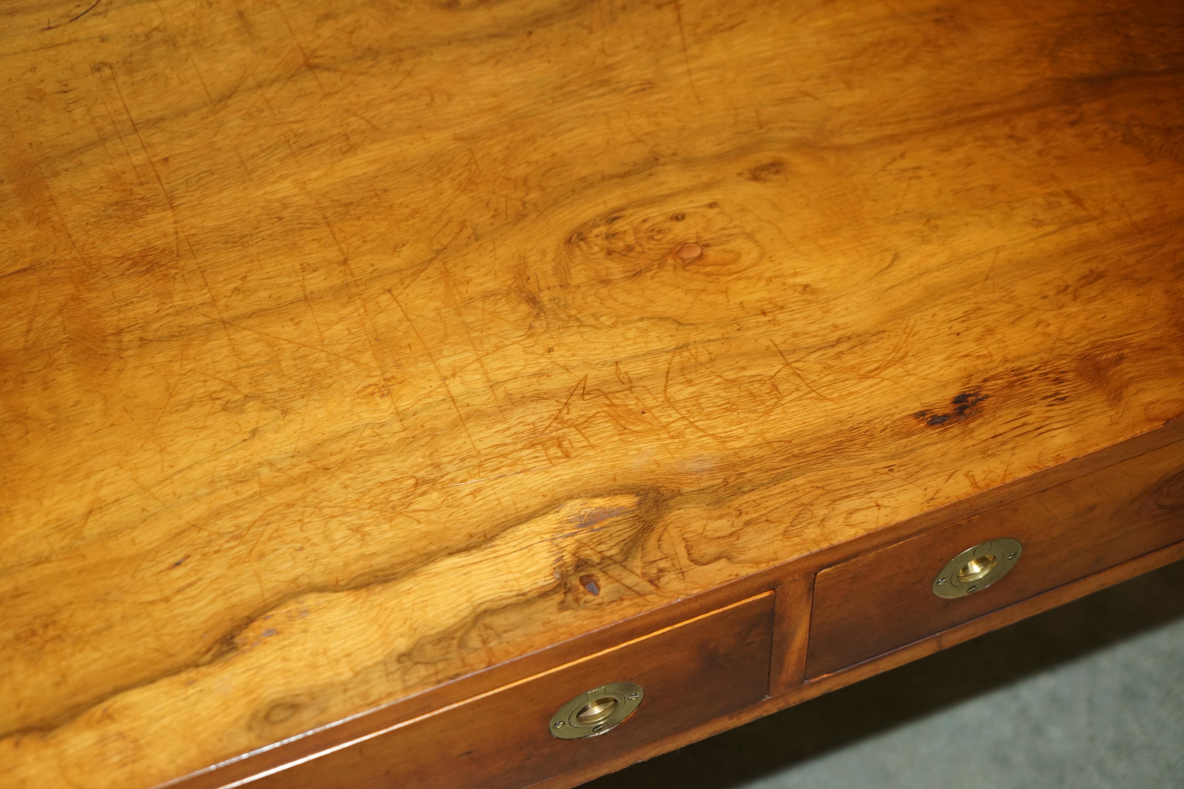 ViNTAGE TABLE À CAFÉ 3 Tiroirs BRADLEY BURR YEW WOOD & BRASS MILITARY CAMPAIGN en vente 5