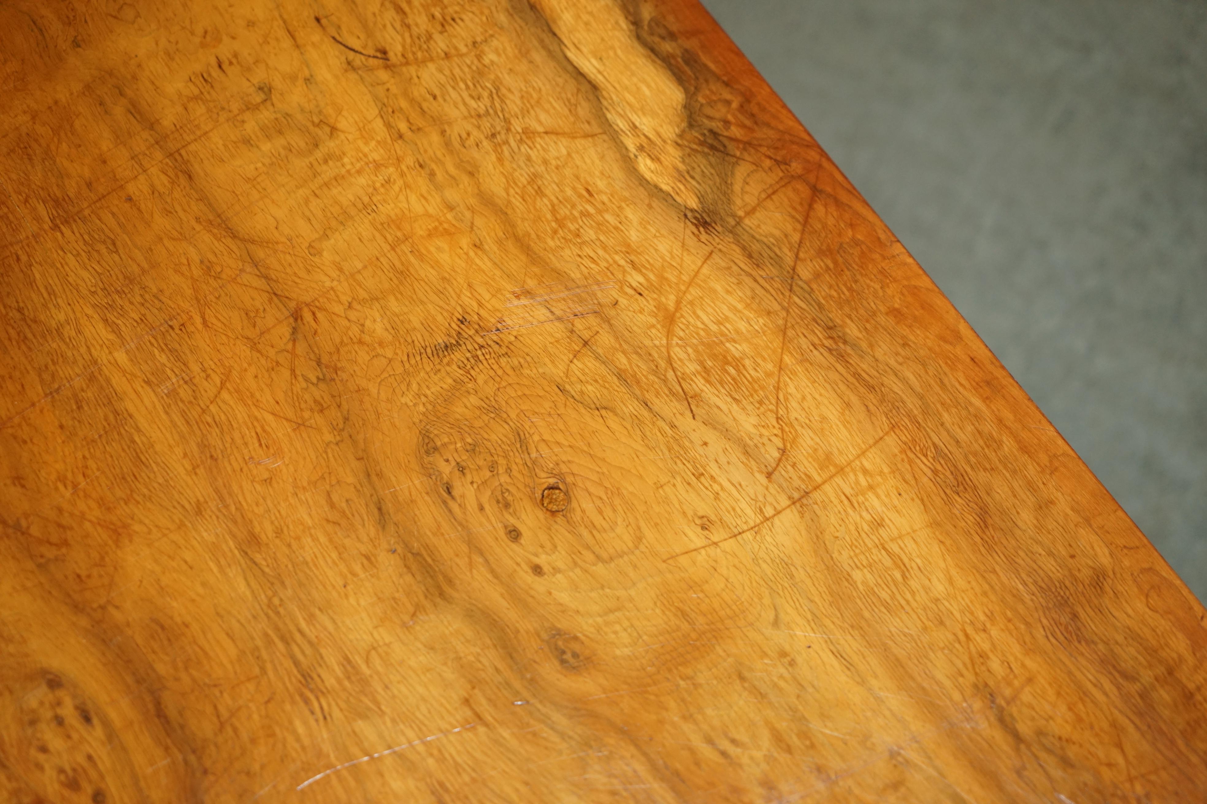 ViNTAGE TABLE À CAFÉ 3 Tiroirs BRADLEY BURR YEW WOOD & BRASS MILITARY CAMPAIGN en vente 6