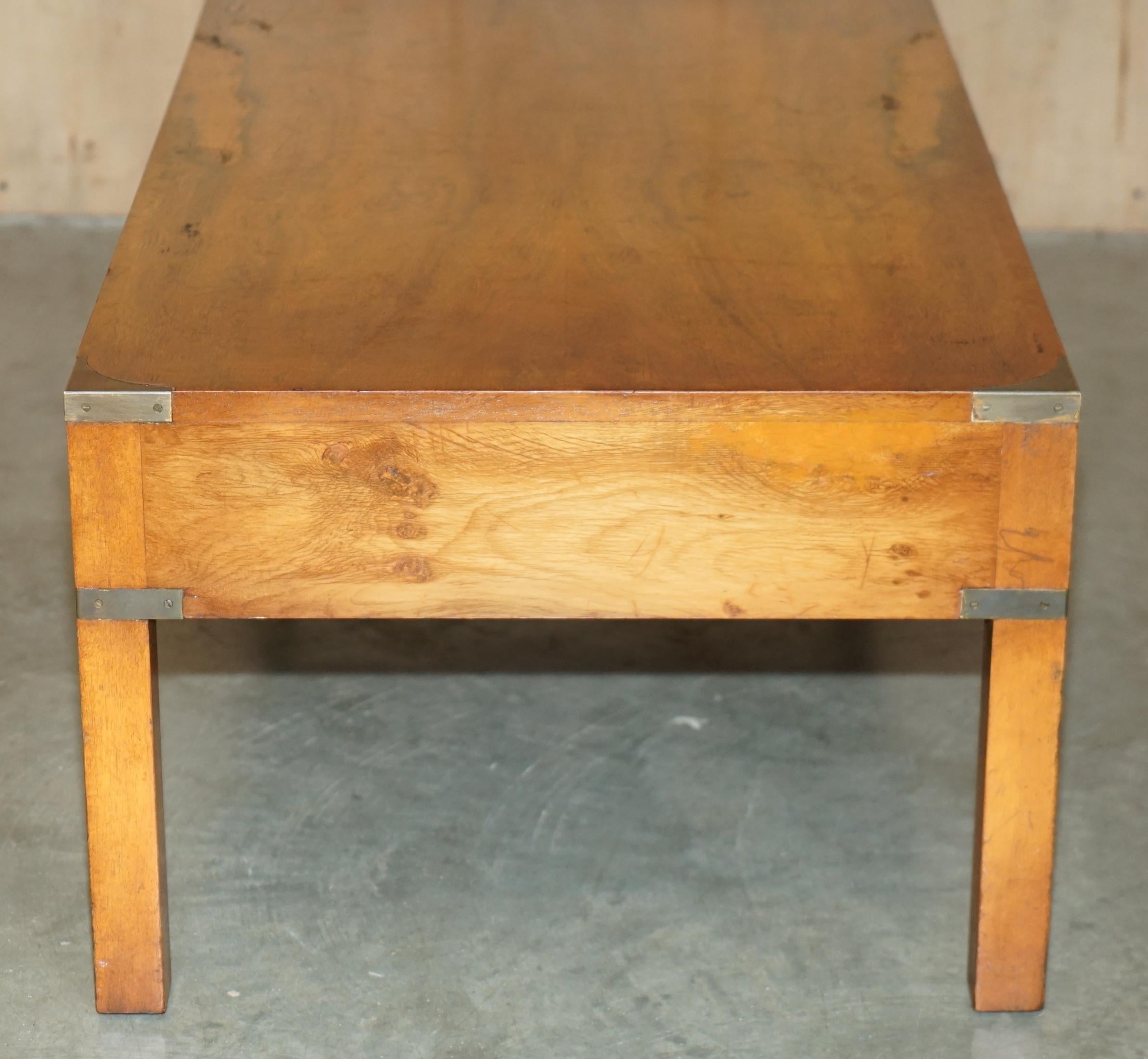 ViNTAGE TABLE À CAFÉ 3 Tiroirs BRADLEY BURR YEW WOOD & BRASS MILITARY CAMPAIGN en vente 7