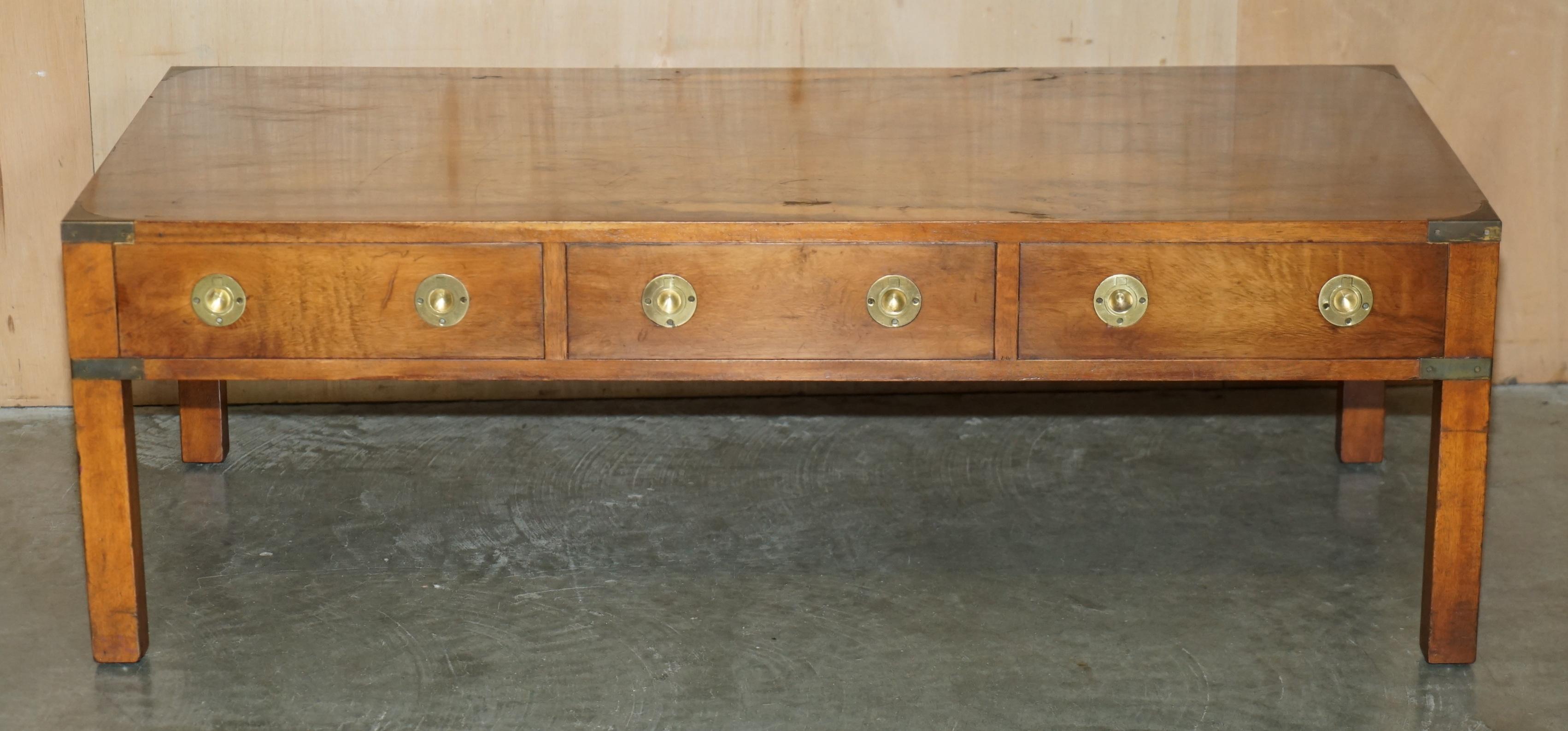 ViNTAGE TABLE À CAFÉ 3 Tiroirs BRADLEY BURR YEW WOOD & BRASS MILITARY CAMPAIGN en vente 8