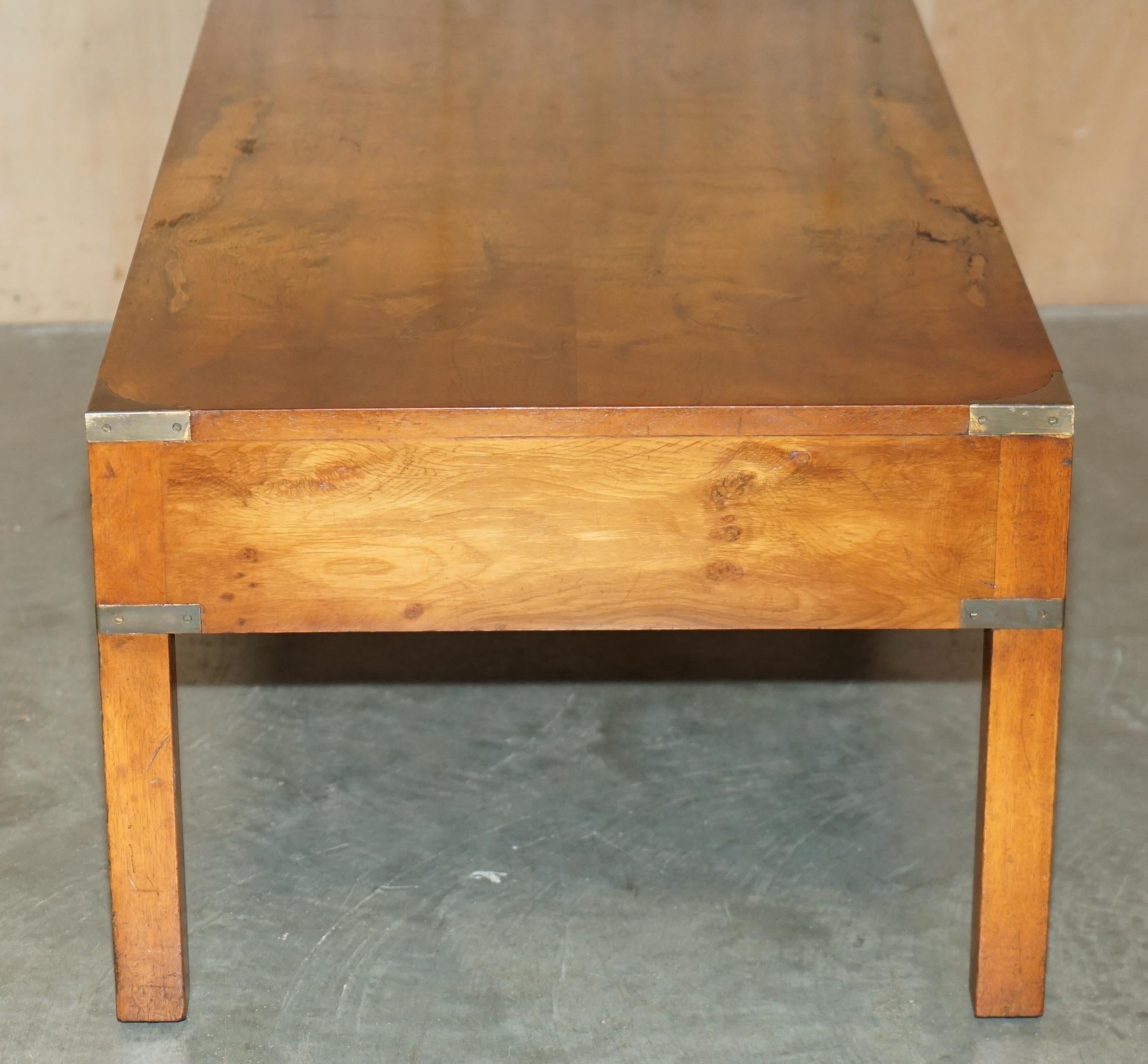 ViNTAGE TABLE À CAFÉ 3 Tiroirs BRADLEY BURR YEW WOOD & BRASS MILITARY CAMPAIGN en vente 9