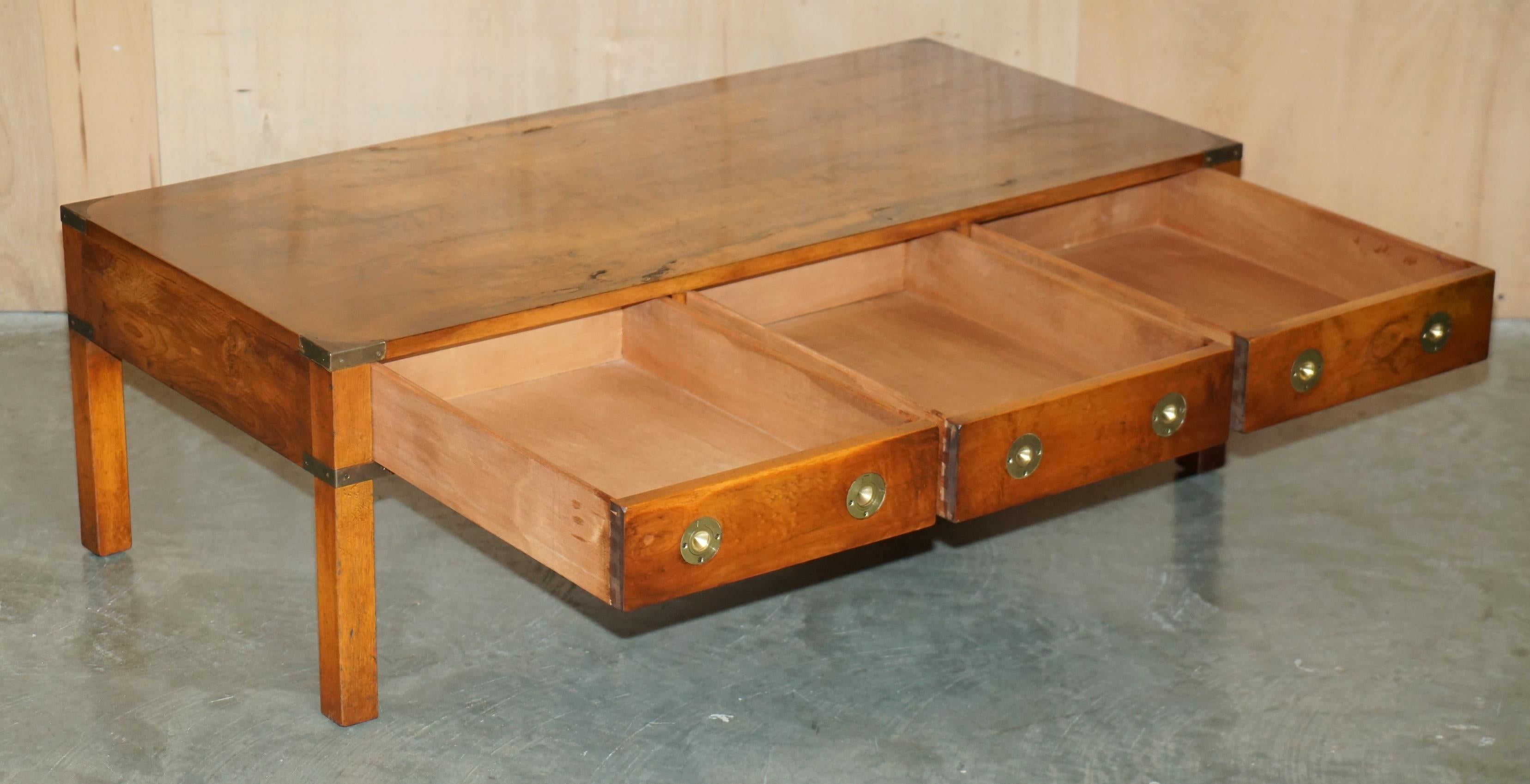 ViNTAGE TABLE À CAFÉ 3 Tiroirs BRADLEY BURR YEW WOOD & BRASS MILITARY CAMPAIGN en vente 10
