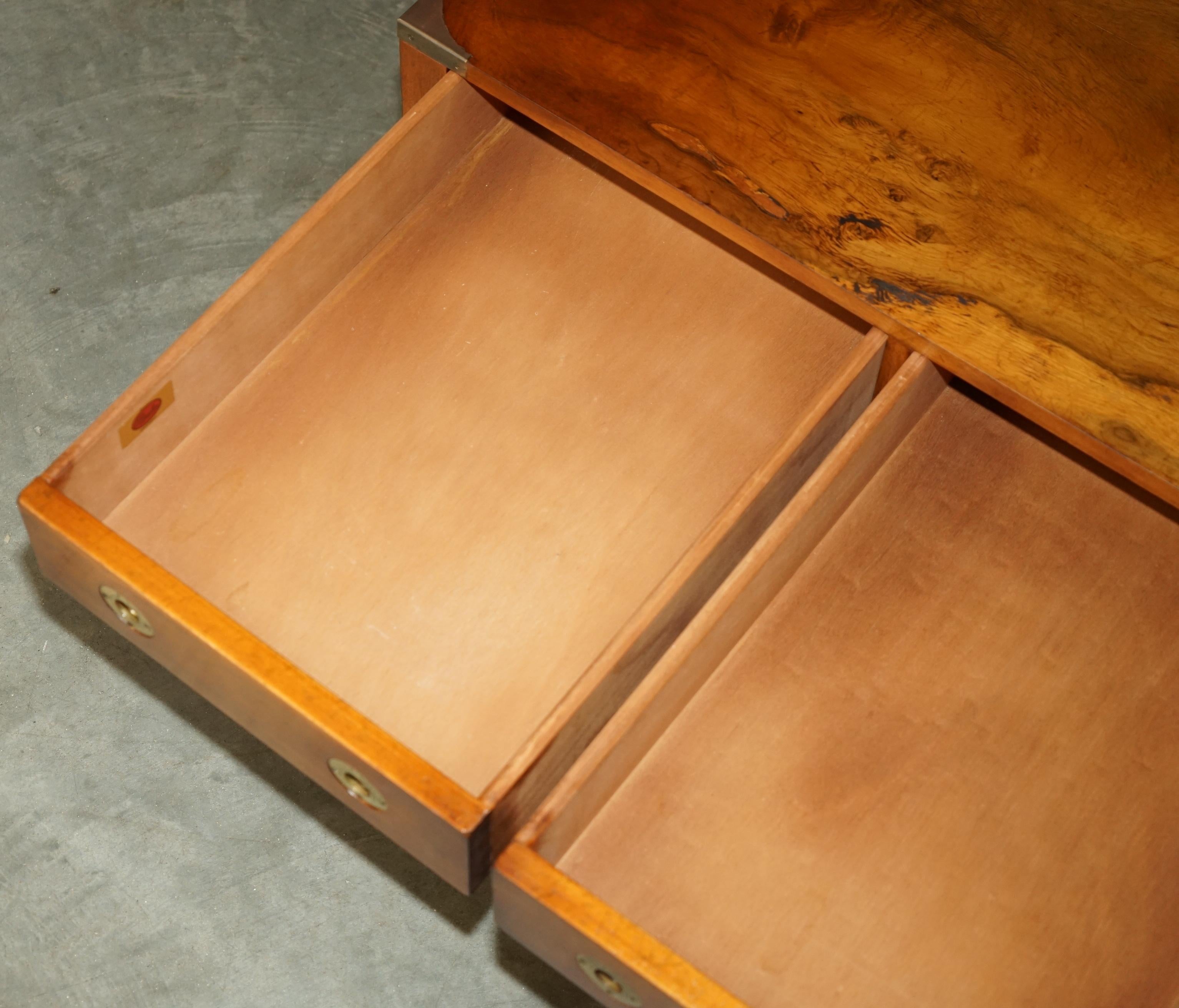 ViNTAGE TABLE À CAFÉ 3 Tiroirs BRADLEY BURR YEW WOOD & BRASS MILITARY CAMPAIGN en vente 12