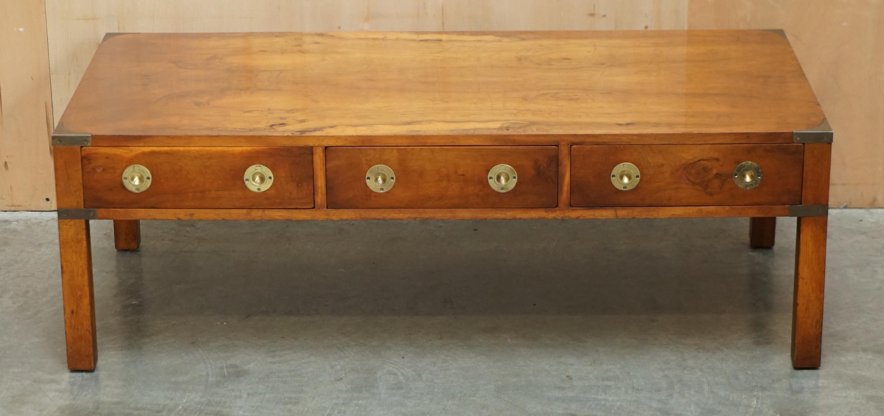 Campagne ViNTAGE TABLE À CAFÉ 3 Tiroirs BRADLEY BURR YEW WOOD & BRASS MILITARY CAMPAIGN en vente