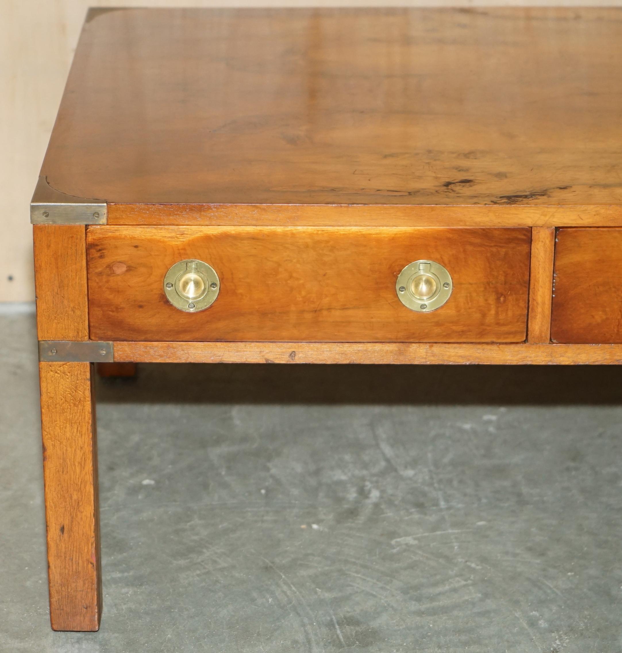 Anglais ViNTAGE TABLE À CAFÉ 3 Tiroirs BRADLEY BURR YEW WOOD & BRASS MILITARY CAMPAIGN en vente