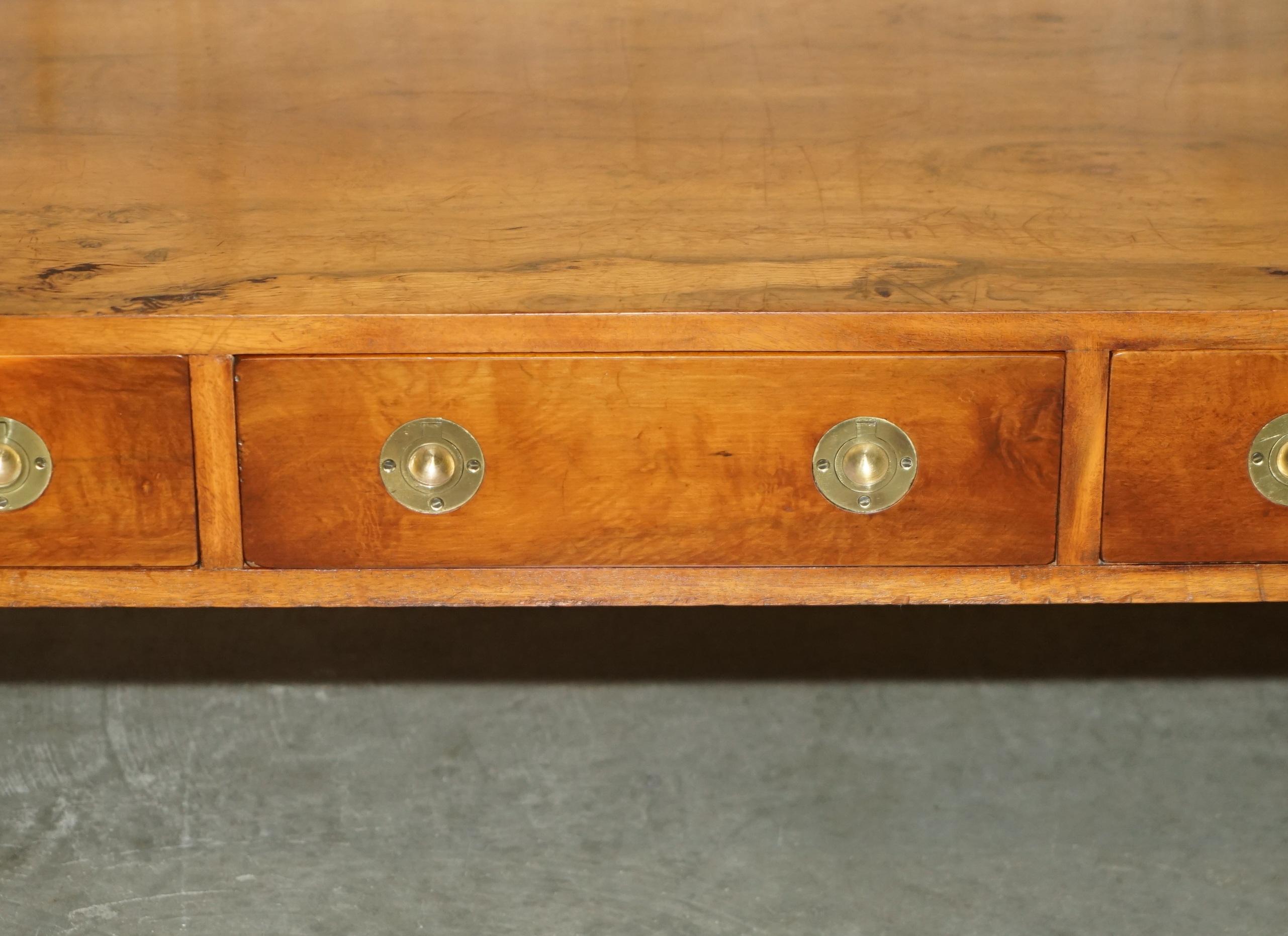 Fait main ViNTAGE TABLE À CAFÉ 3 Tiroirs BRADLEY BURR YEW WOOD & BRASS MILITARY CAMPAIGN en vente
