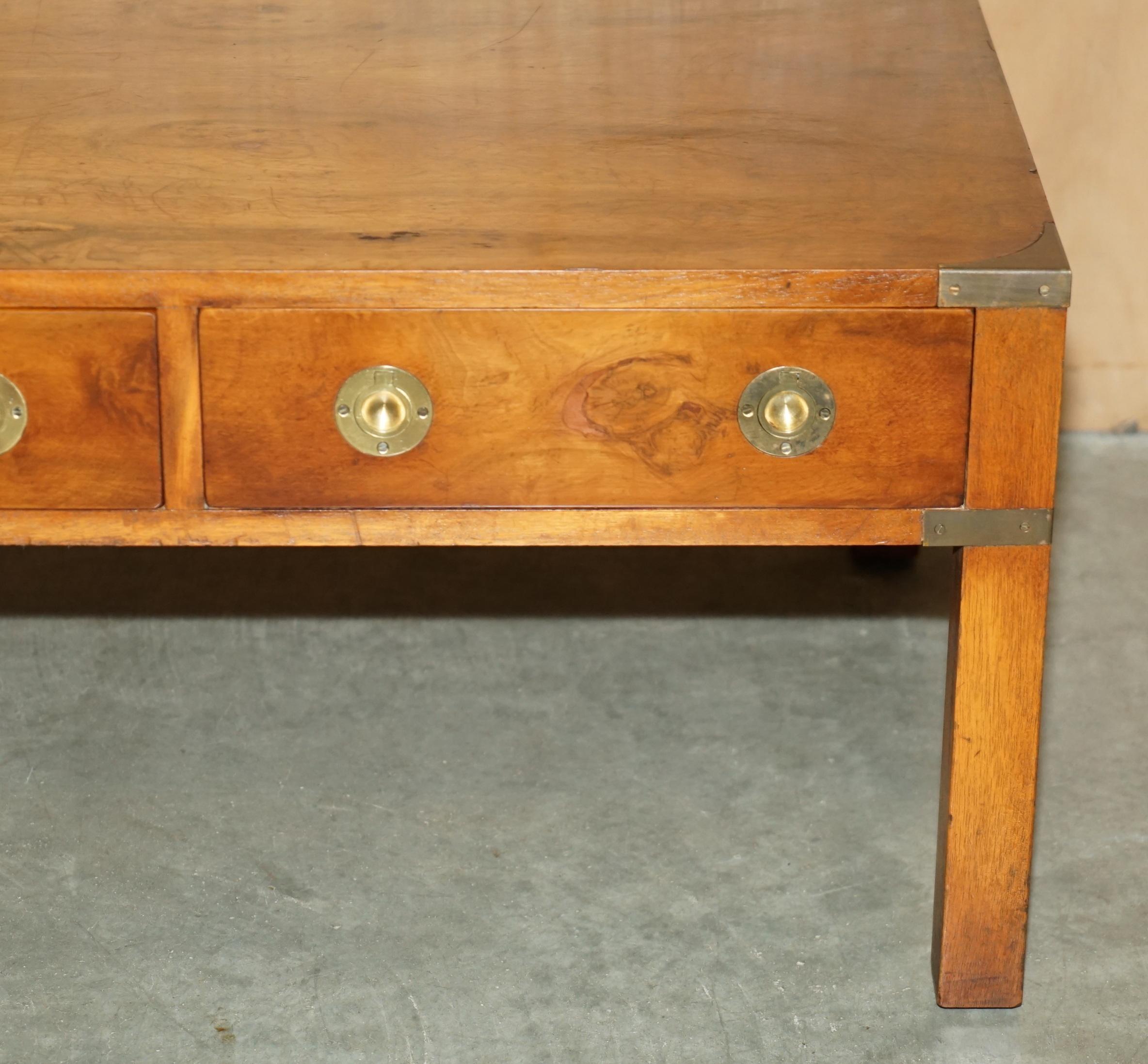 ViNTAGE TABLE À CAFÉ 3 Tiroirs BRADLEY BURR YEW WOOD & BRASS MILITARY CAMPAIGN État moyen - En vente à West Sussex, Pulborough