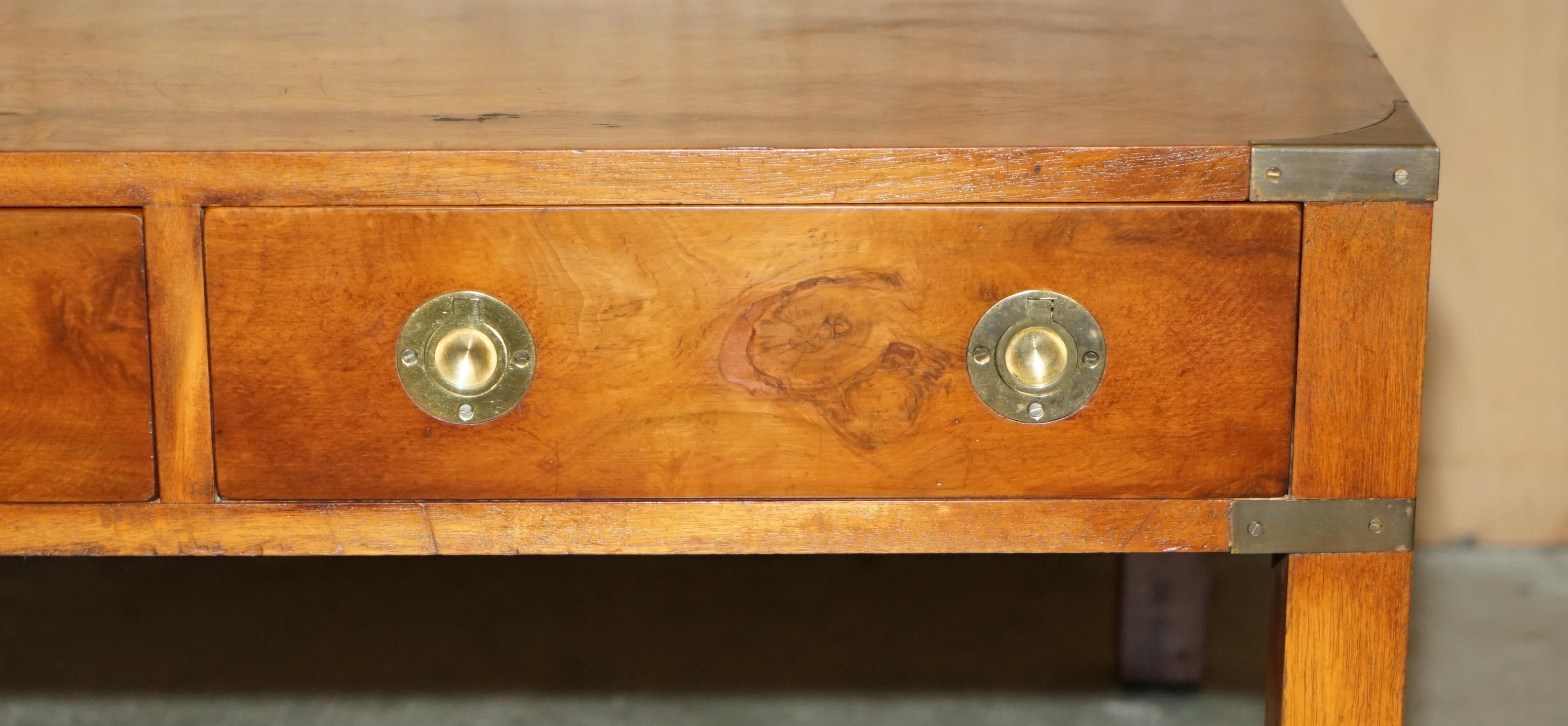 20ième siècle ViNTAGE TABLE À CAFÉ 3 Tiroirs BRADLEY BURR YEW WOOD & BRASS MILITARY CAMPAIGN en vente