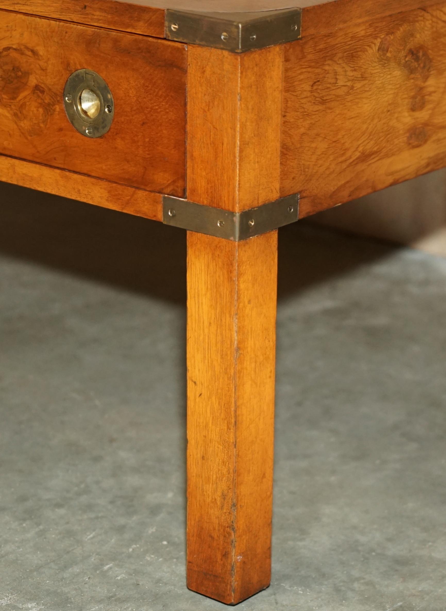Laiton ViNTAGE TABLE À CAFÉ 3 Tiroirs BRADLEY BURR YEW WOOD & BRASS MILITARY CAMPAIGN en vente