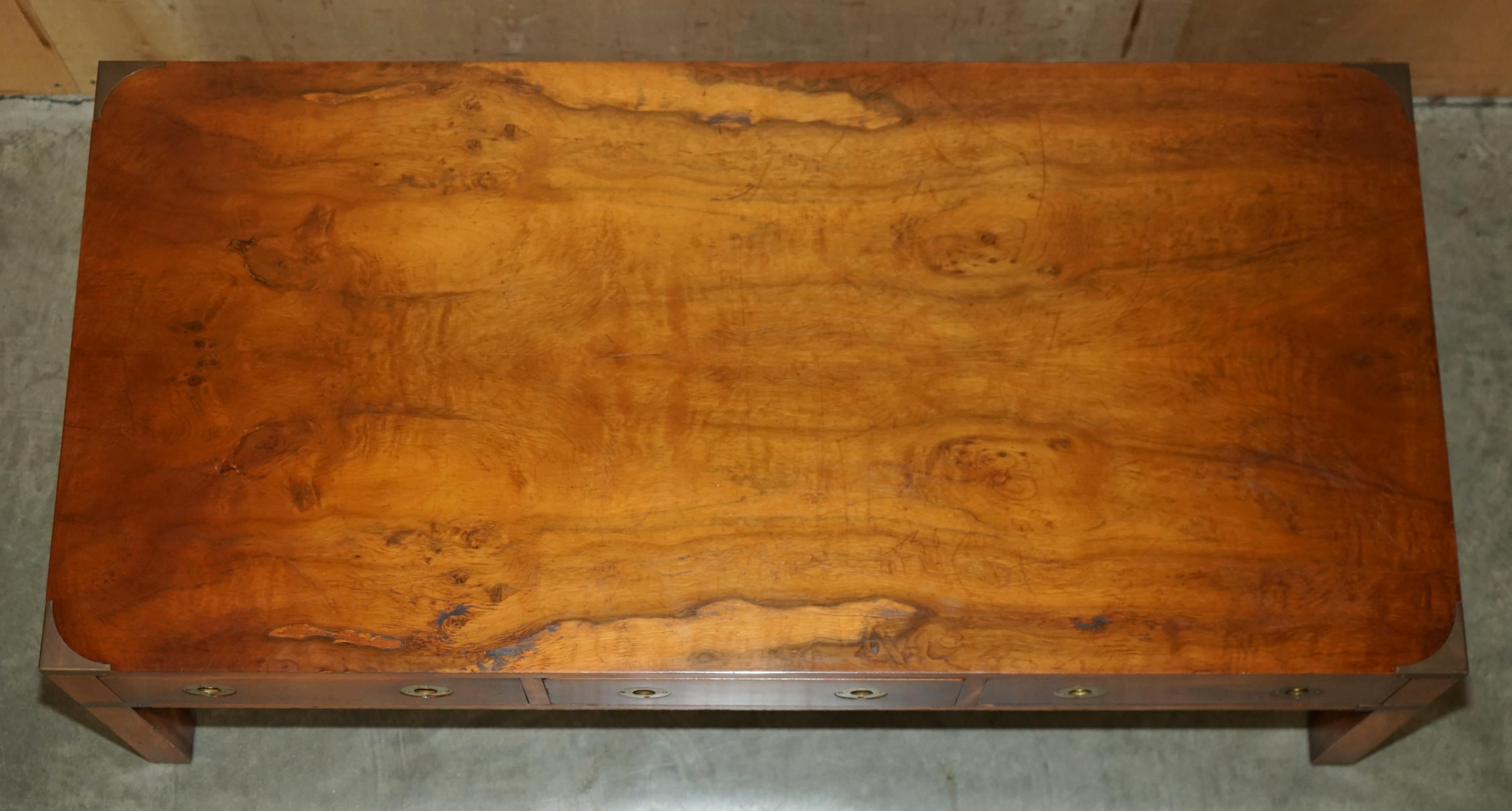 ViNTAGE TABLE À CAFÉ 3 Tiroirs BRADLEY BURR YEW WOOD & BRASS MILITARY CAMPAIGN en vente 1