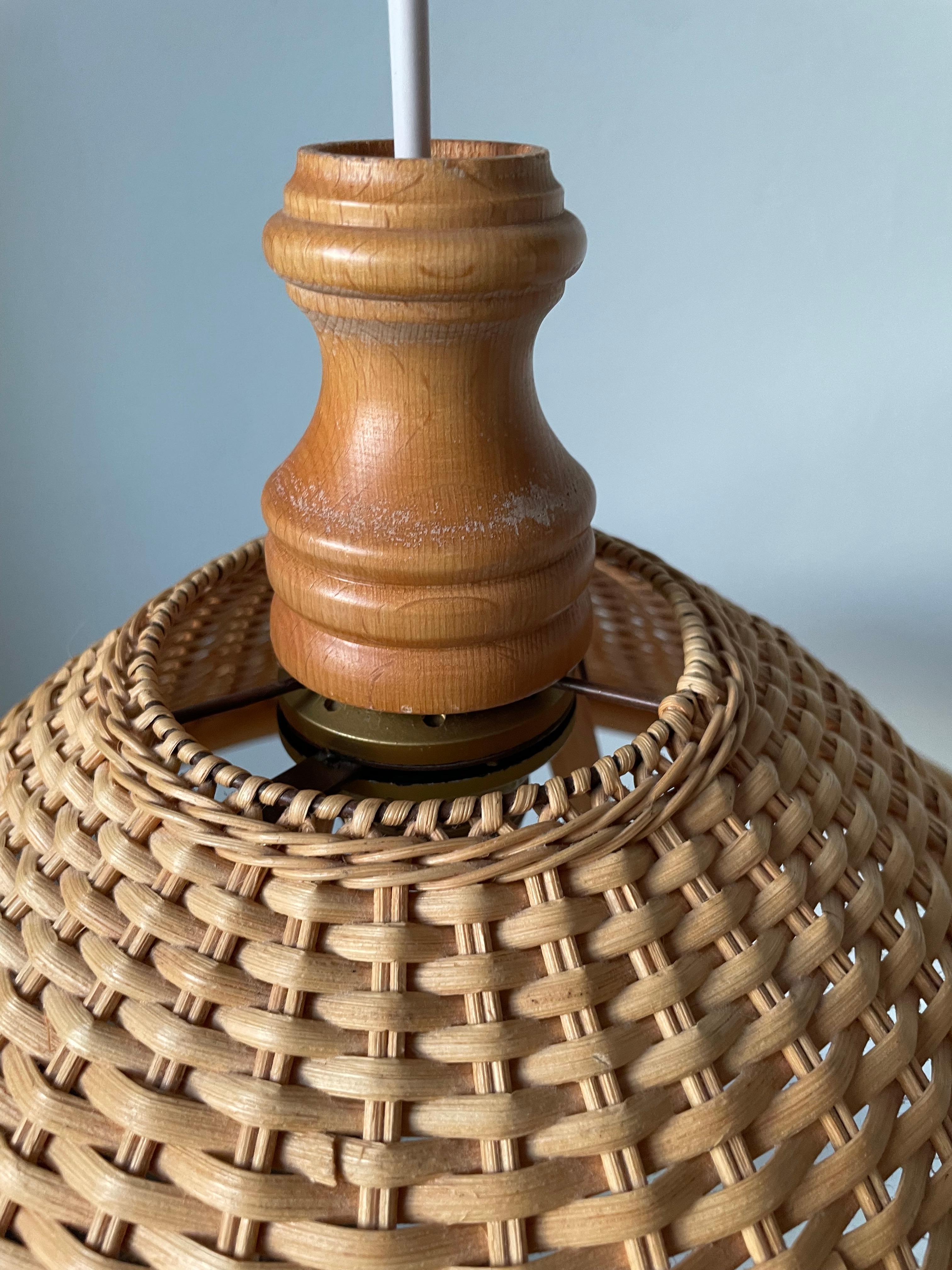 Vintage Braided Bamboo Pendant with Handle, 1970s In Good Condition For Sale In Copenhagen, DK
