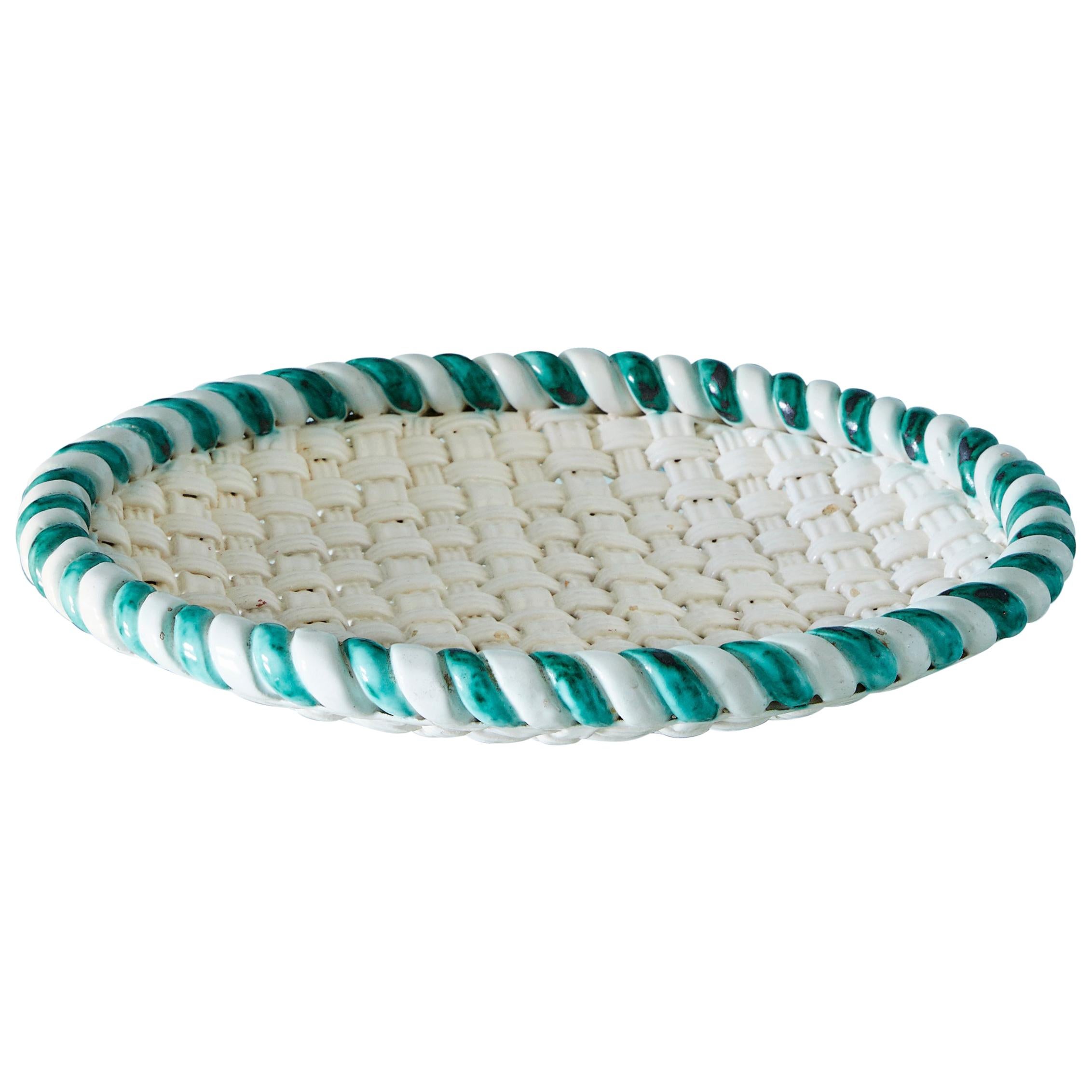 Vieux plat en céramique tressée