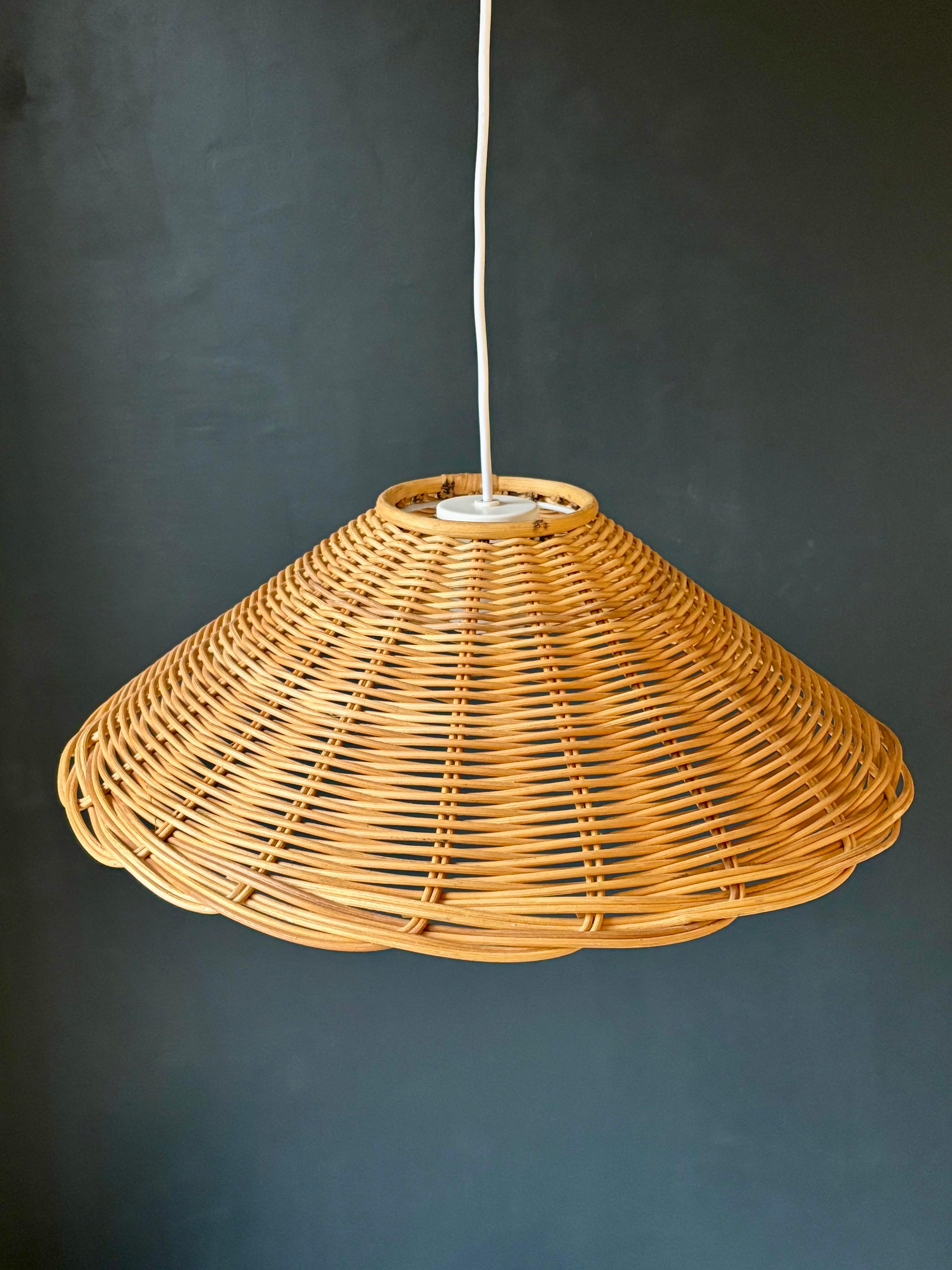 Vintage pendant designed and manufactured in Sweden in the 1970s. Braided wide conical shape with intricate loops forming the edge and giving the piece its handcrafted, natural look. A rustic, organic design typical of midcentury and bohemian