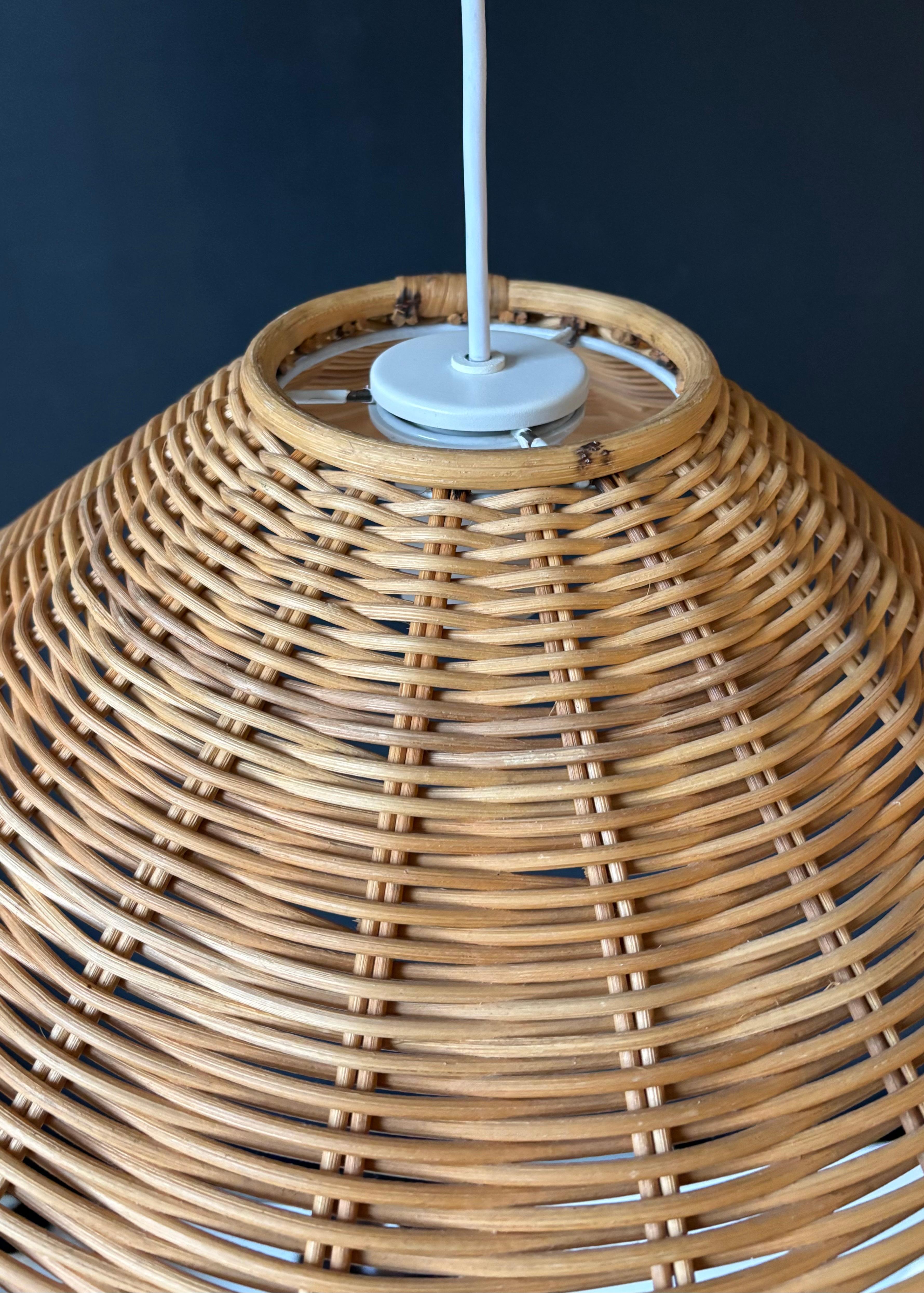 Vintage Braided Rattan Pendant Light, Sweden, 1970s In Good Condition For Sale In Copenhagen, DK