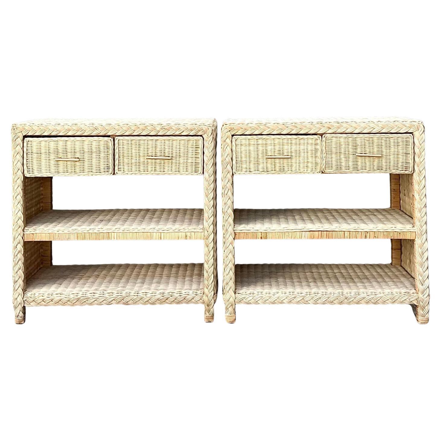 Paire de tables d'appoint vintage en rotin tressé