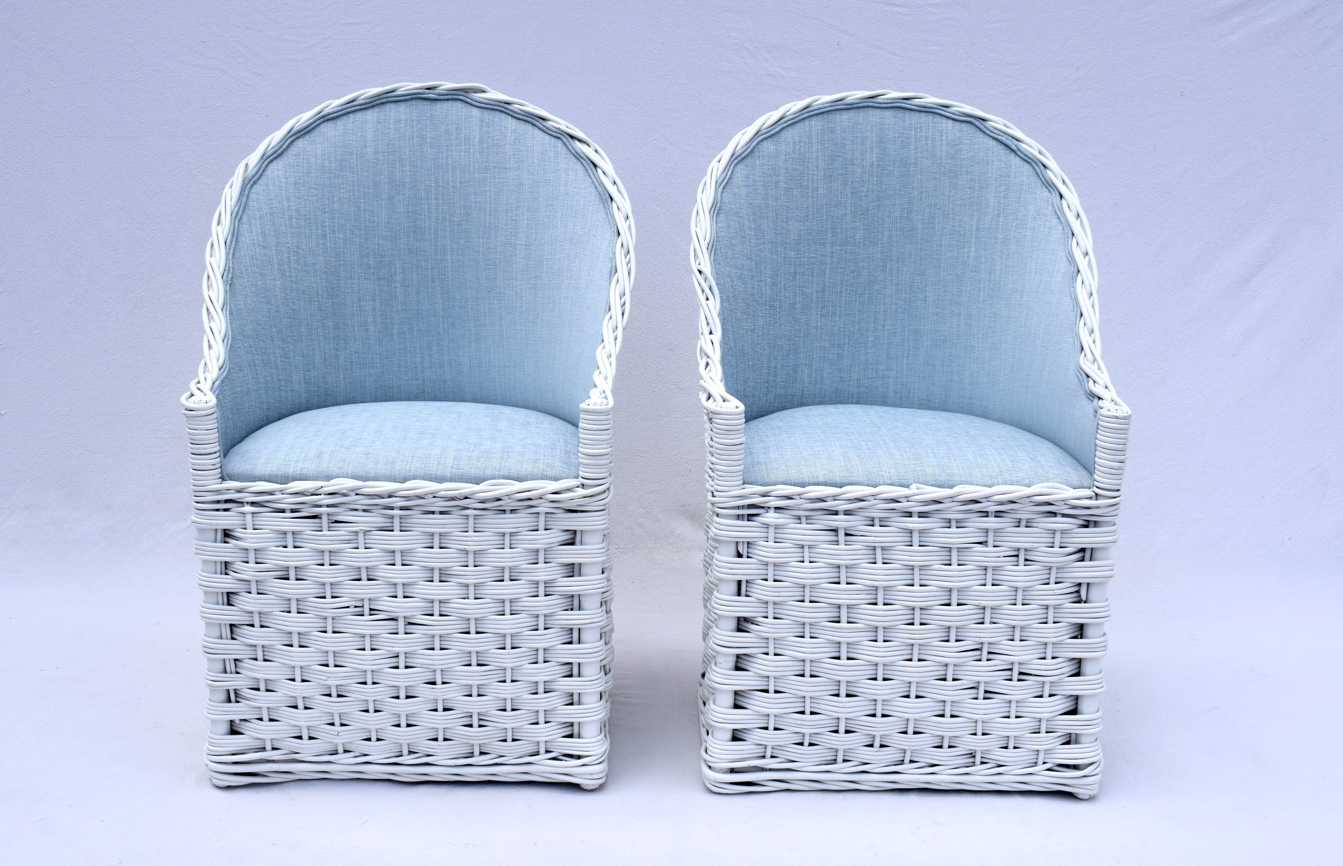 Una dolcissima coppia di sedie vintage Wicker Works laccate di bianco di medie dimensioni per il patio o il giardino in eccellenti condizioni vintage. Posti a sedere: H. 20,5